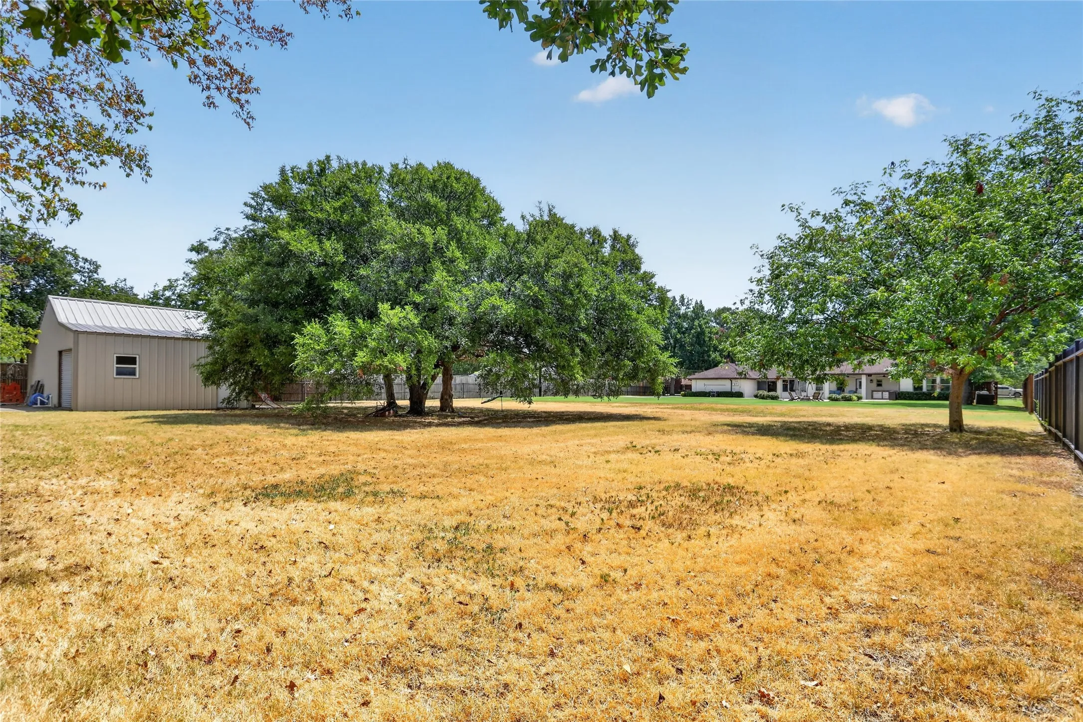 Single Family Residence For Rent in Tarrant County , 1400 Emerald Circle, Southlake, Texas 76092, 5 Bedroom, 4 Bathroom, 2 Garage spaces, 3,576 Sqft, built in 1984, mls#21371192, Real Estate Agent in Southlake, Homes For Rent in Tarrant county, Homes For Rent in Southlake, Realtor in Southlake Texas, Real Estate Brokerage Independent Realty Texas, Luminita Cordes Realtor