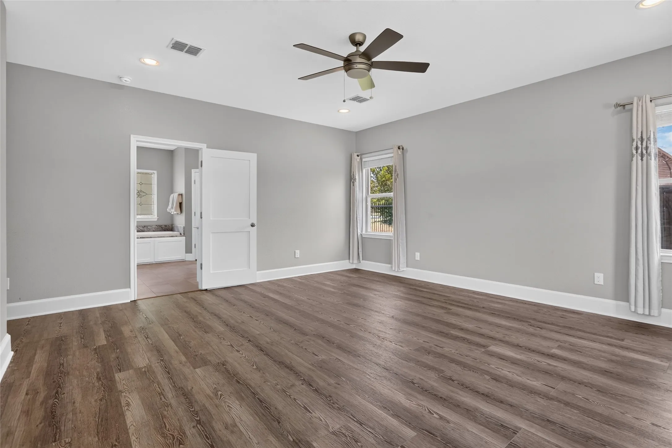 Single Family Residence For Rent in Tarrant County , 1400 Emerald Circle, Southlake, Texas 76092, 5 Bedroom, 4 Bathroom, 2 Garage spaces, 3,576 Sqft, built in 1984, mls#21371192, Real Estate Agent in Southlake, Homes For Rent in Tarrant county, Homes For Rent in Southlake, Realtor in Southlake Texas, Real Estate Brokerage Independent Realty Texas, Luminita Cordes Realtor