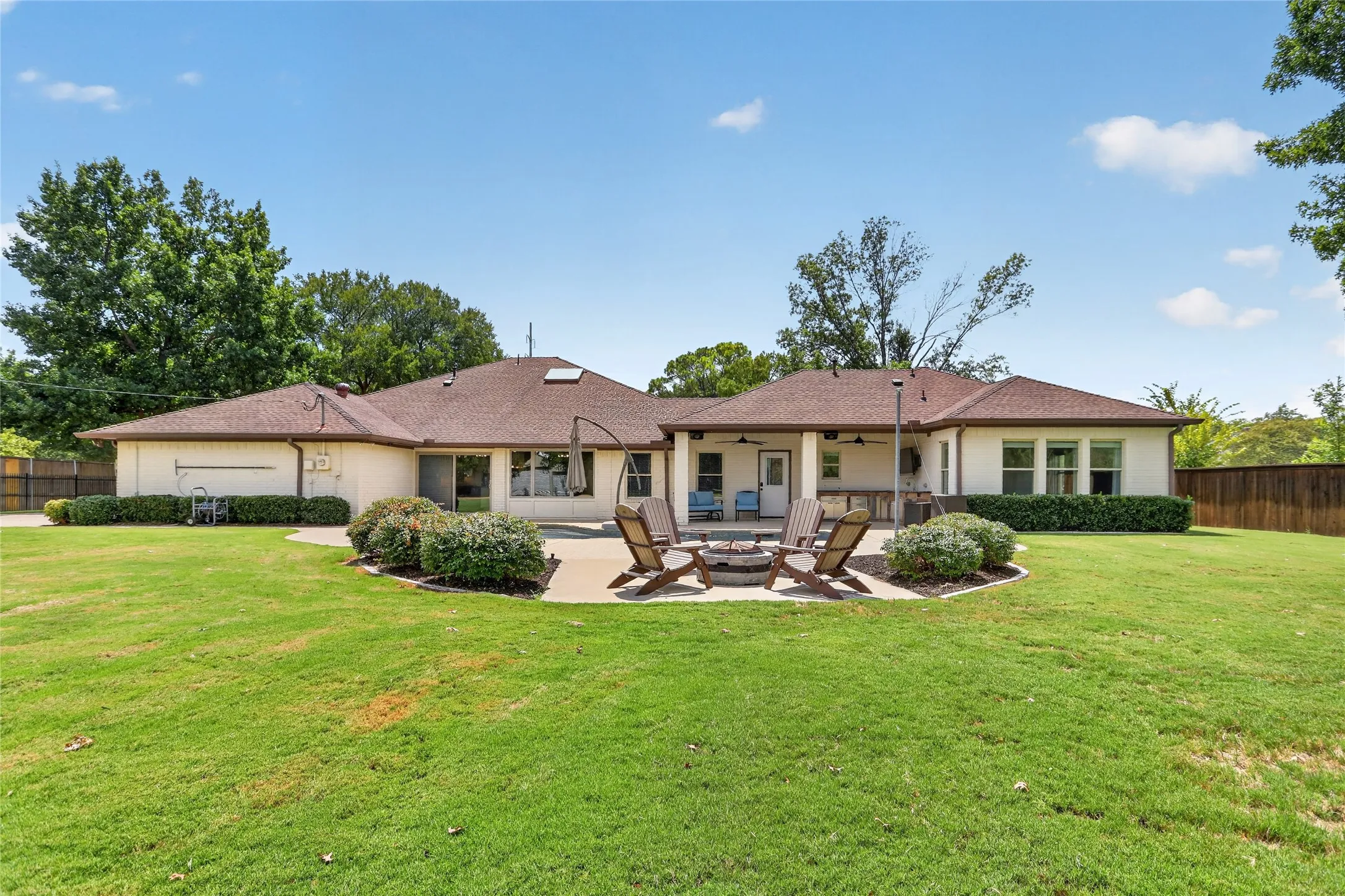 Single Family Residence For Rent in Tarrant County , 1400 Emerald Circle, Southlake, Texas 76092, 5 Bedroom, 4 Bathroom, 2 Garage spaces, 3,576 Sqft, built in 1984, mls#21371192, Real Estate Agent in Southlake, Homes For Rent in Tarrant county, Homes For Rent in Southlake, Realtor in Southlake Texas, Real Estate Brokerage Independent Realty Texas, Luminita Cordes Realtor