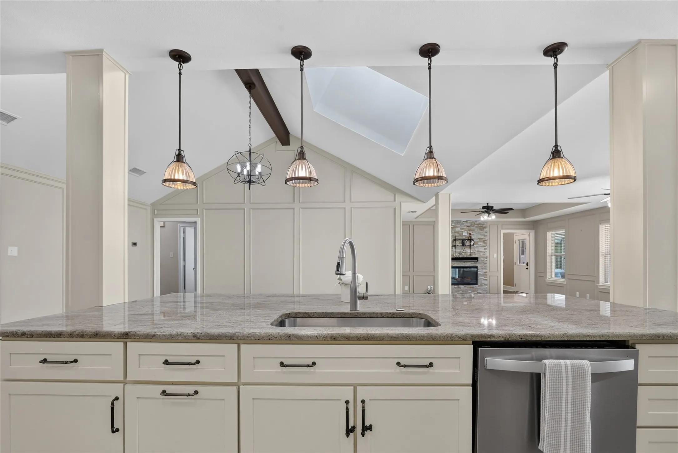 Single Family Residence For Rent in Tarrant County , 1400 Emerald Circle, Southlake, Texas 76092, 5 Bedroom, 4 Bathroom, 2 Garage spaces, 3,576 Sqft, built in 1984, mls#21371192, Real Estate Agent in Southlake, Homes For Rent in Tarrant county, Homes For Rent in Southlake, Realtor in Southlake Texas, Real Estate Brokerage Independent Realty Texas, Luminita Cordes Realtor