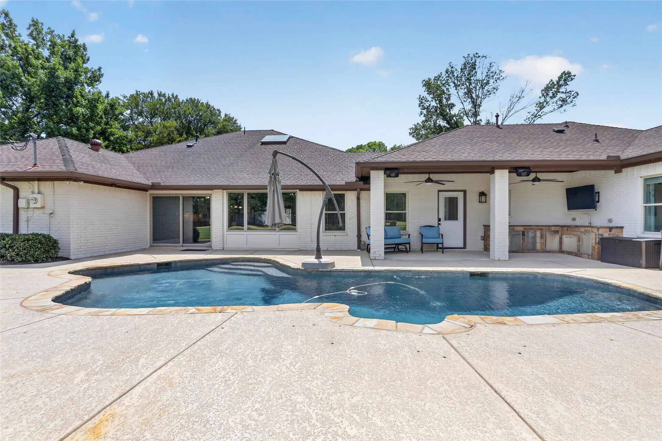 Single Family Residence For Rent in Tarrant County , 1400 Emerald Circle, Southlake, Texas 76092, 5 Bedroom, 4 Bathroom, 2 Garage spaces, 3,576 Sqft, built in 1984, mls#21371192, Real Estate Agent in Southlake, Homes For Rent in Tarrant county, Homes For Rent in Southlake, Realtor in Southlake Texas, Real Estate Brokerage Independent Realty Texas, Luminita Cordes Realtor
