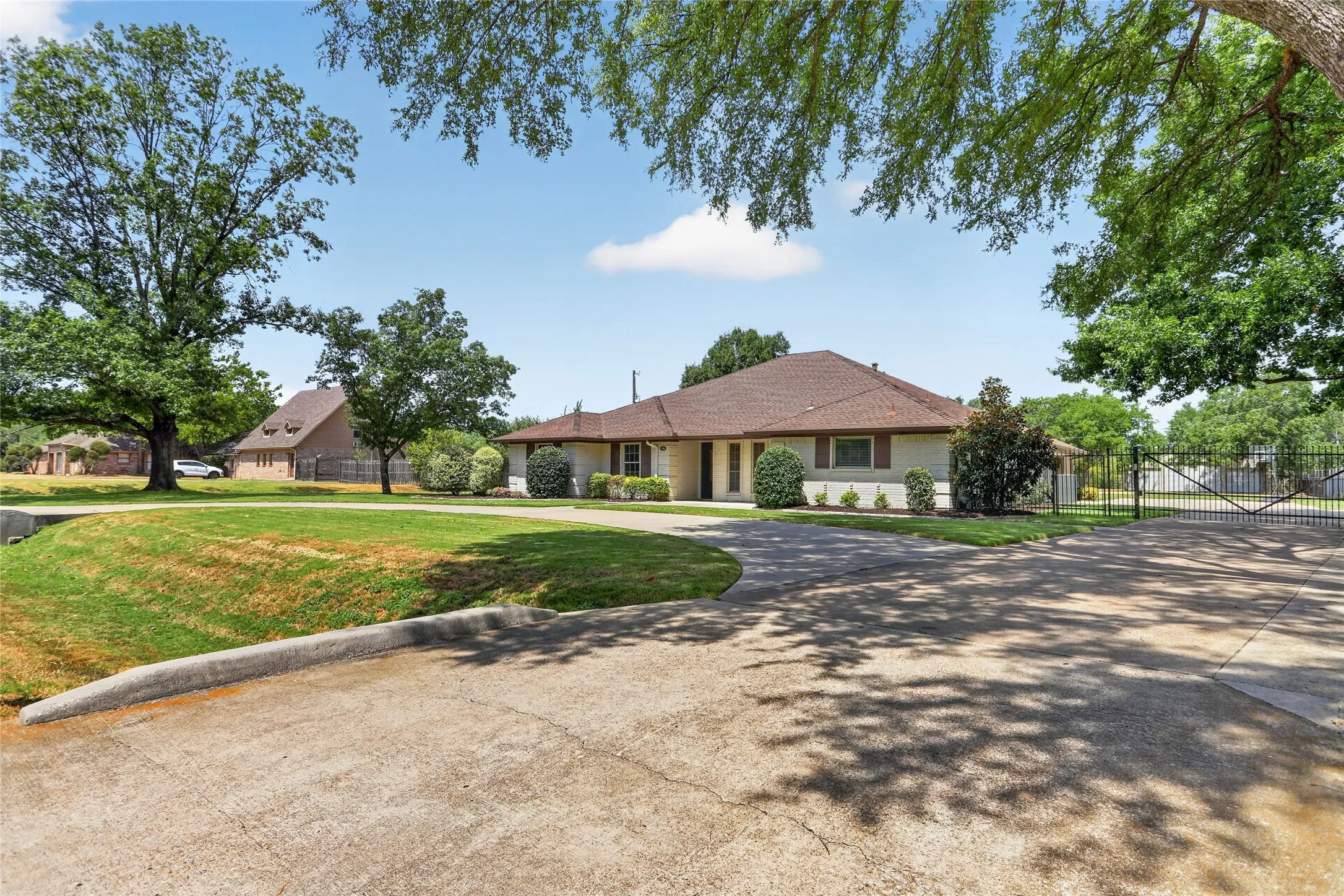 Single Family Residence For Rent in Tarrant County , 1400 Emerald Circle, Southlake, Texas 76092, 5 Bedroom, 4 Bathroom, 2 Garage spaces, 3,576 Sqft, built in 1984, mls#21371192, Real Estate Agent in Southlake, Homes For Rent in Tarrant county, Homes For Rent in Southlake, Realtor in Southlake Texas, Real Estate Brokerage Independent Realty Texas, Luminita Cordes Realtor