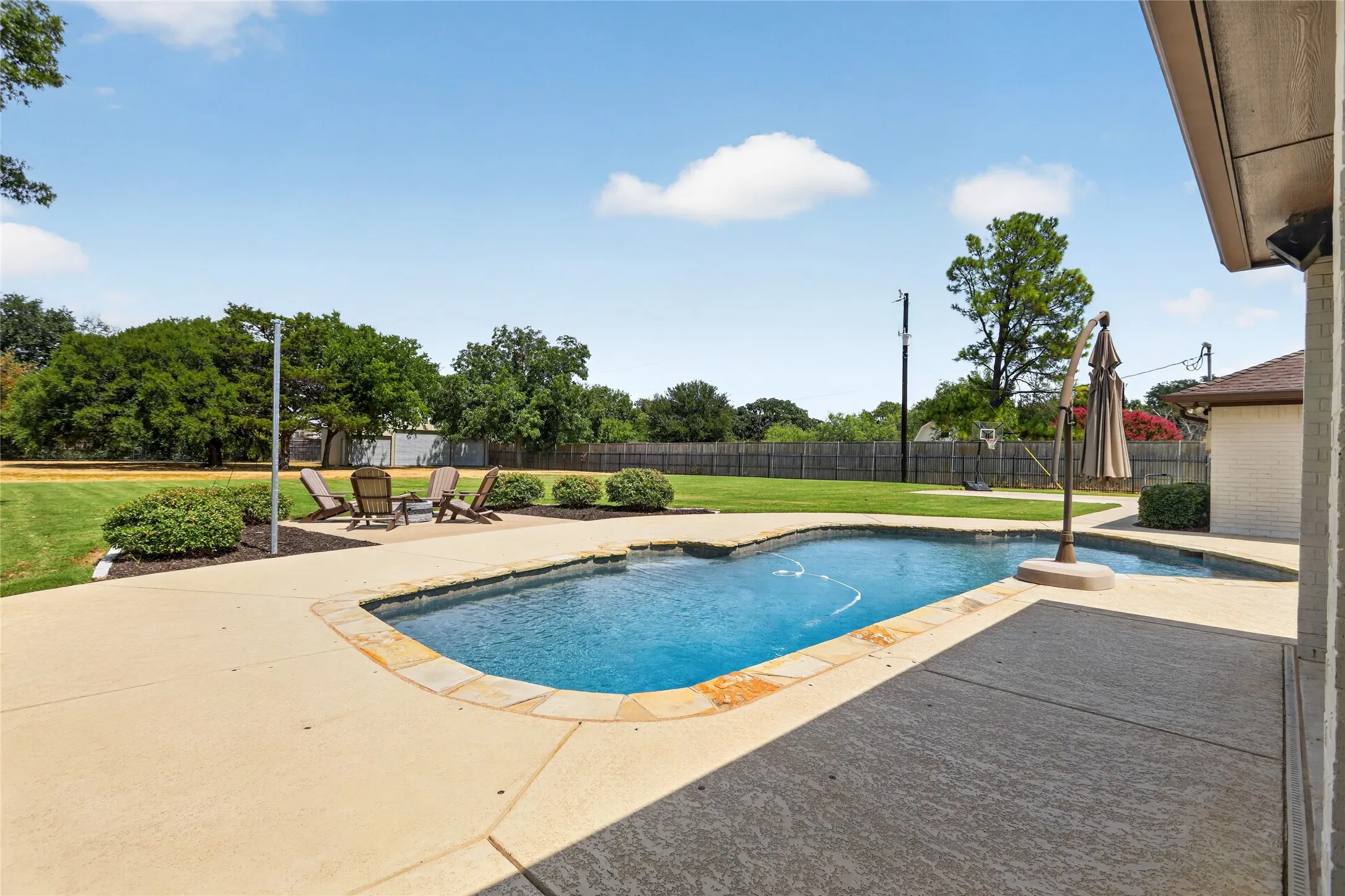 Single Family Residence For Rent in Tarrant County , 1400 Emerald Circle, Southlake, Texas 76092, 5 Bedroom, 4 Bathroom, 2 Garage spaces, 3,576 Sqft, built in 1984, mls#21371192, Real Estate Agent in Southlake, Homes For Rent in Tarrant county, Homes For Rent in Southlake, Realtor in Southlake Texas, Real Estate Brokerage Independent Realty Texas, Luminita Cordes Realtor