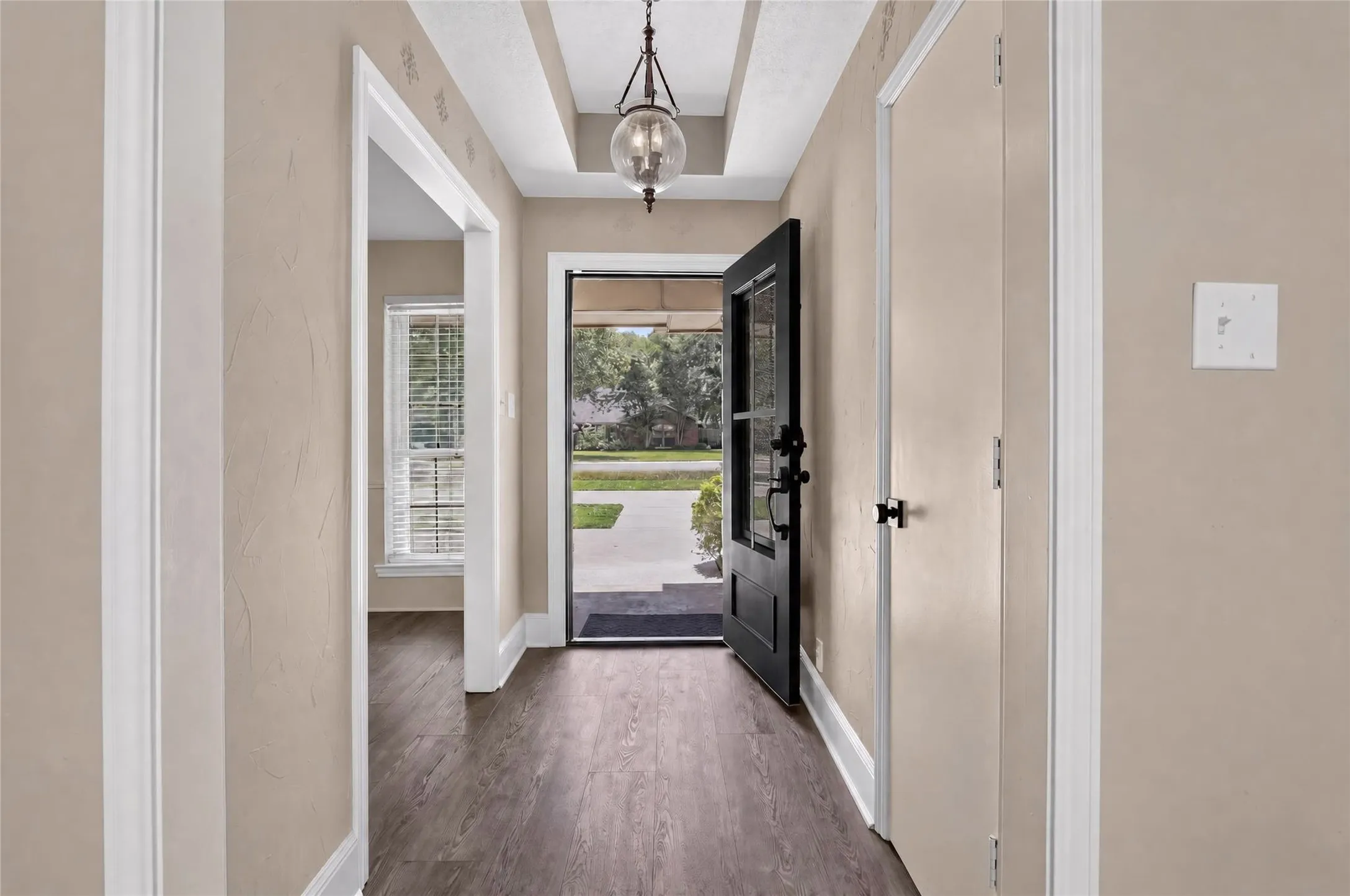 Single Family Residence For Rent in Tarrant County , 1400 Emerald Circle, Southlake, Texas 76092, 5 Bedroom, 4 Bathroom, 2 Garage spaces, 3,576 Sqft, built in 1984, mls#21371192, Real Estate Agent in Southlake, Homes For Rent in Tarrant county, Homes For Rent in Southlake, Realtor in Southlake Texas, Real Estate Brokerage Independent Realty Texas, Luminita Cordes Realtor