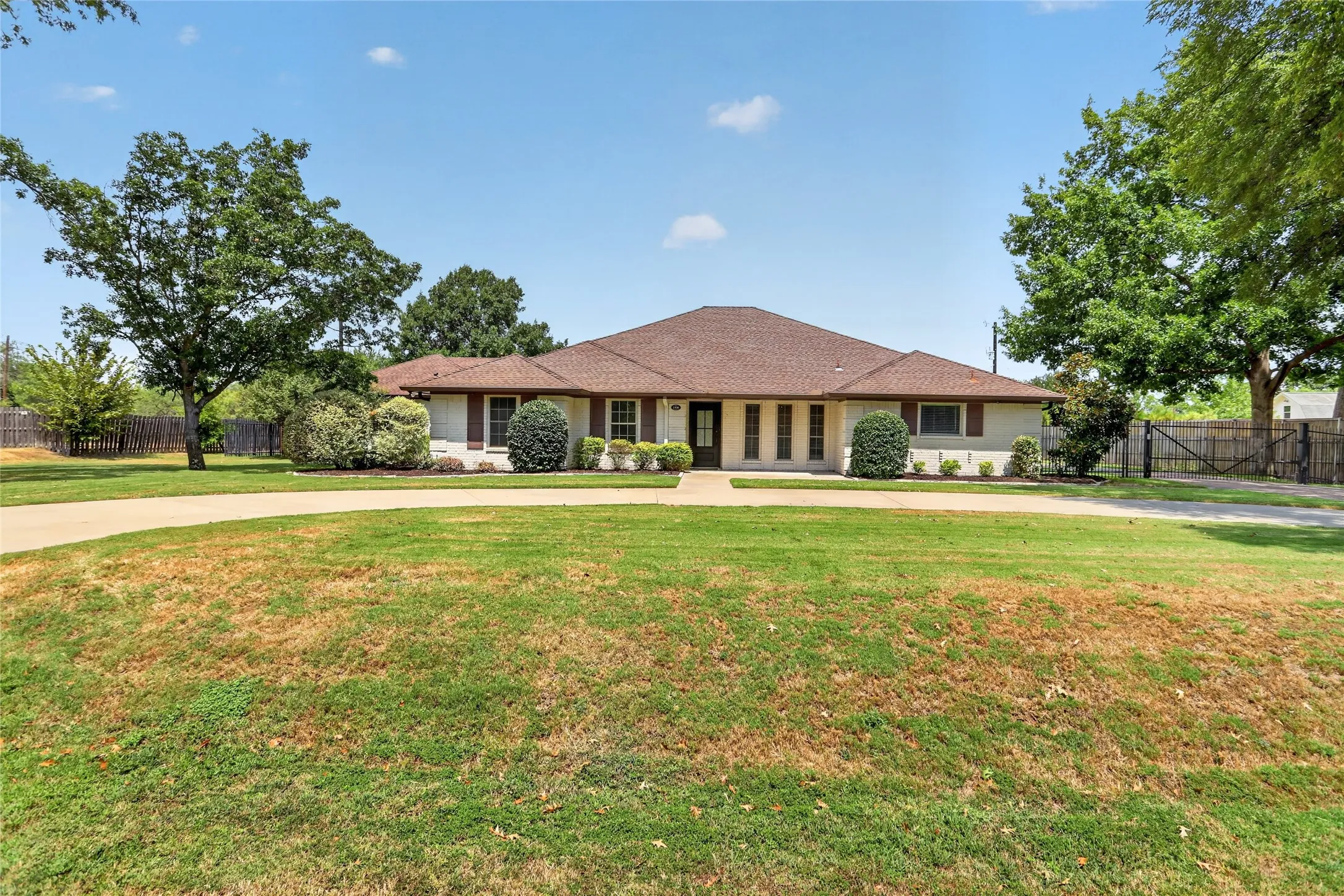 Single Family Residence For Rent in Tarrant County , 1400 Emerald Circle, Southlake, Texas 76092, 5 Bedroom, 4 Bathroom, 2 Garage spaces, 3,576 Sqft, built in 1984, mls#21371192, Real Estate Agent in Southlake, Homes For Rent in Tarrant county, Homes For Rent in Southlake, Realtor in Southlake Texas, Real Estate Brokerage Independent Realty Texas, Luminita Cordes Realtor