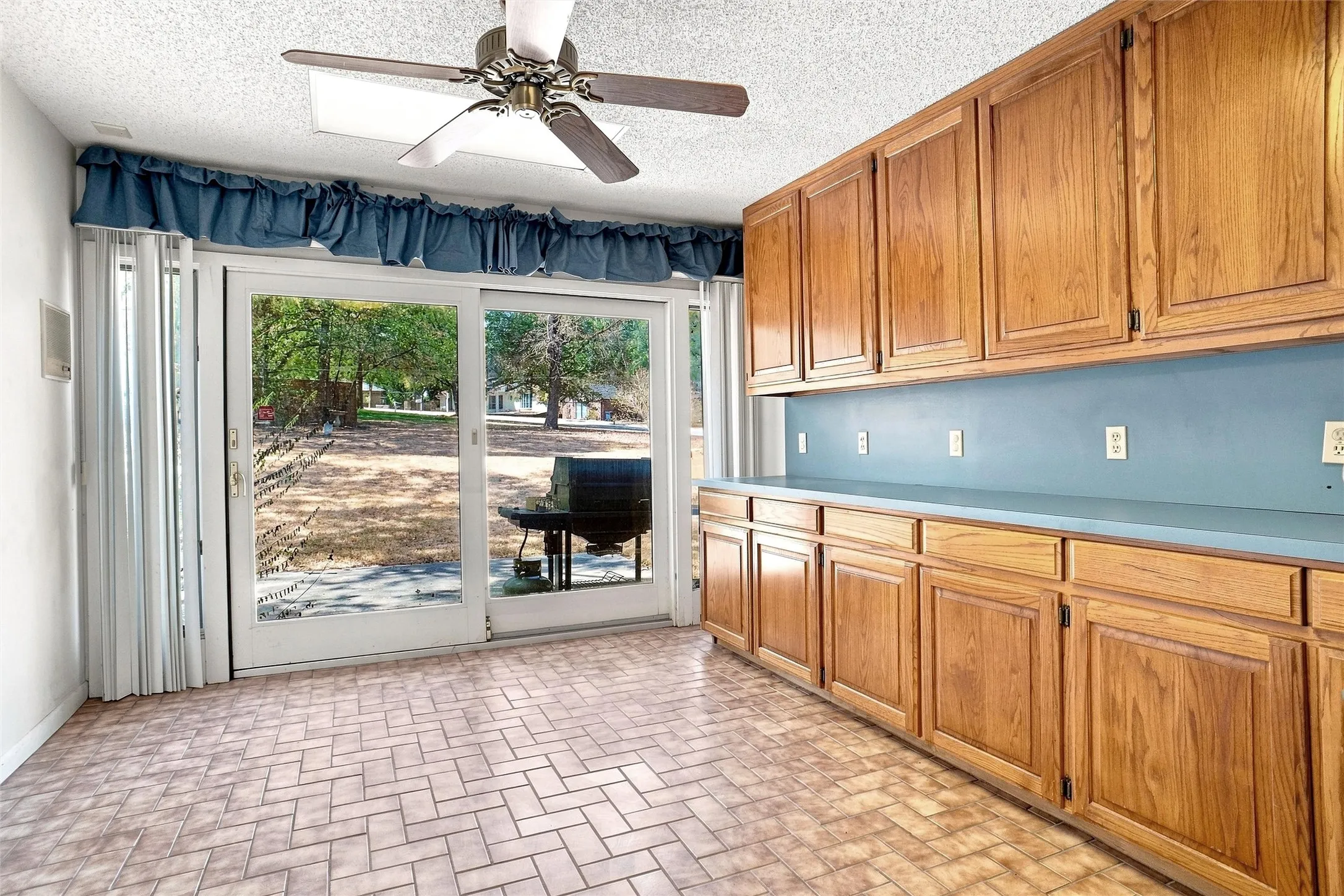 Single Family Residence For Sale in Tarrant County , 113 Wildwood Court, Azle, Texas 76020, 3 Bedroom, 3 Bathroom, 3 Garage spaces, 2,276 Sqft, built in 1970, mls#21372993, Real Estate Agent in Azle, Homes For Sale in Tarrant county, Homes For Sale in Azle, Realtor in Azle Texas, Real Estate Brokerage Independent Realty Texas, Luminita Cordes Realtor