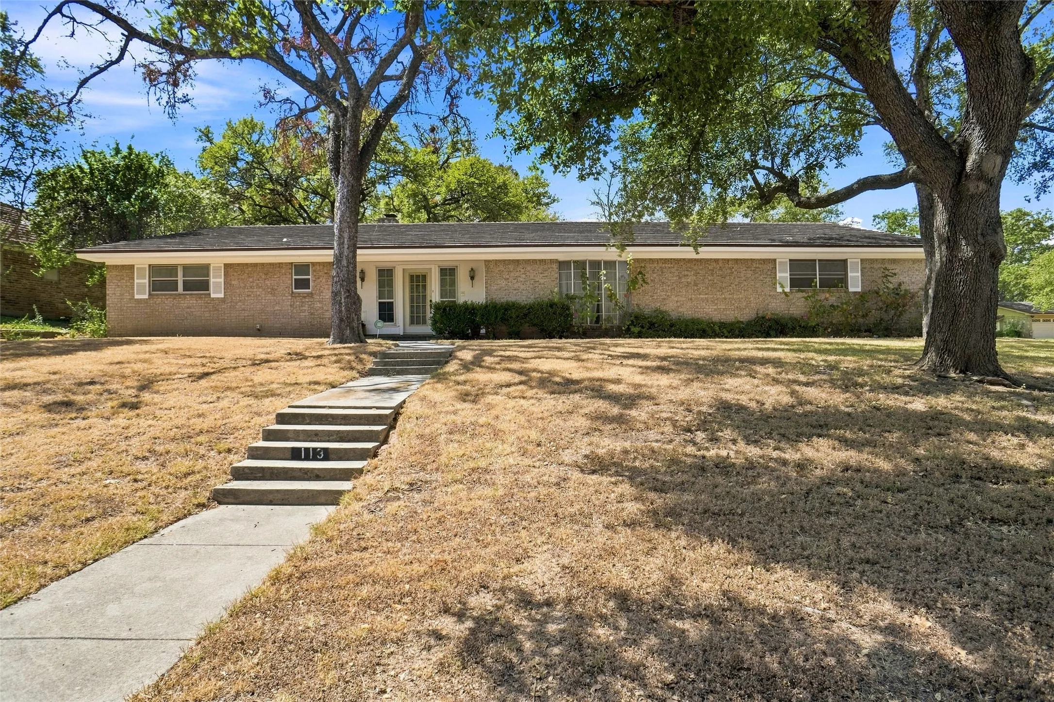 Single Family Residence For Sale in Tarrant County , 113 Wildwood Court, Azle, Texas 76020, 3 Bedroom, 3 Bathroom, 3 Garage spaces, 2,276 Sqft, built in 1970, mls#21372993, Real Estate Agent in Azle, Homes For Sale in Tarrant county, Homes For Sale in Azle, Realtor in Azle Texas, Real Estate Brokerage Independent Realty Texas, Luminita Cordes Realtor