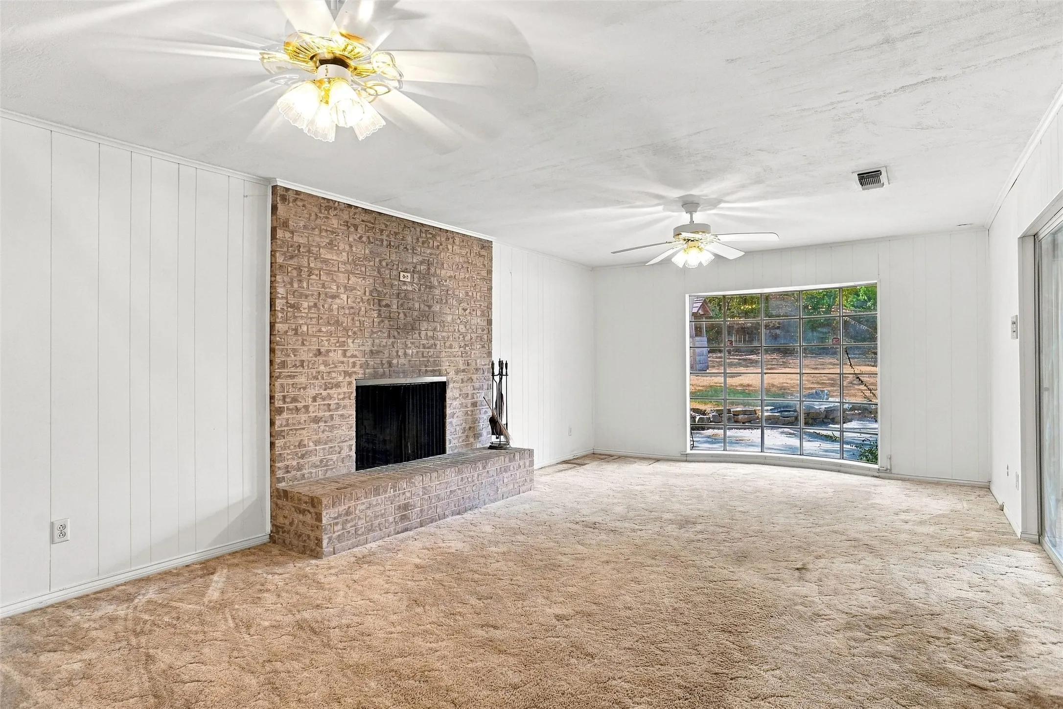 Single Family Residence For Sale in Tarrant County , 113 Wildwood Court, Azle, Texas 76020, 3 Bedroom, 3 Bathroom, 3 Garage spaces, 2,276 Sqft, built in 1970, mls#21372993, Real Estate Agent in Azle, Homes For Sale in Tarrant county, Homes For Sale in Azle, Realtor in Azle Texas, Real Estate Brokerage Independent Realty Texas, Luminita Cordes Realtor