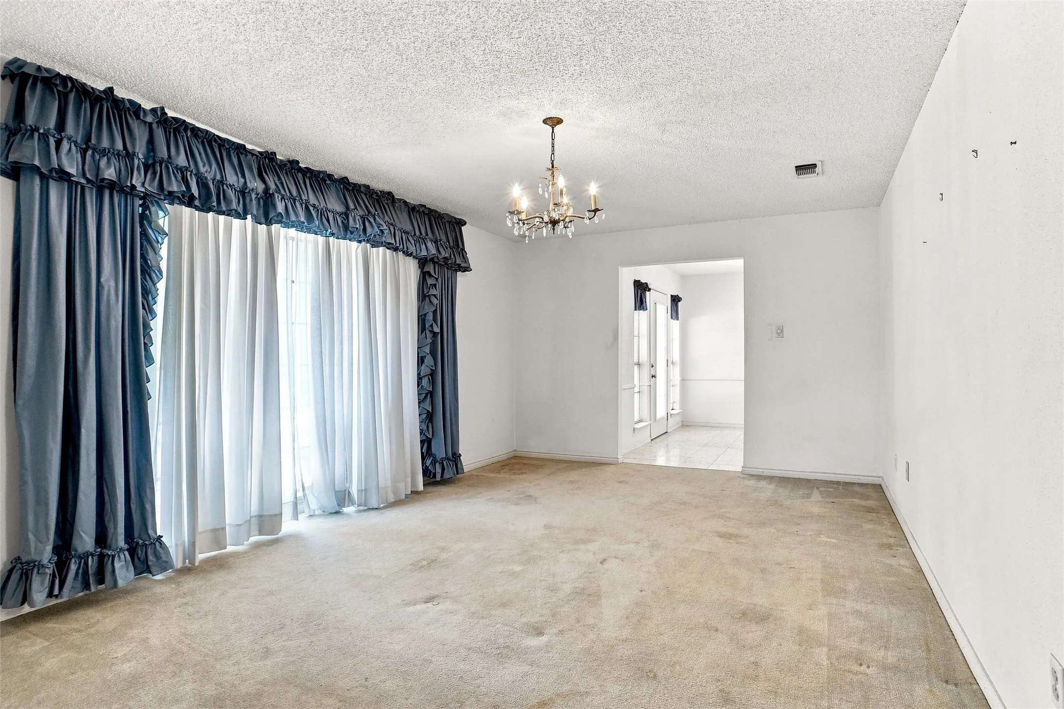 Single Family Residence For Sale in Tarrant County , 113 Wildwood Court, Azle, Texas 76020, 3 Bedroom, 3 Bathroom, 3 Garage spaces, 2,276 Sqft, built in 1970, mls#21372993, Real Estate Agent in Azle, Homes For Sale in Tarrant county, Homes For Sale in Azle, Realtor in Azle Texas, Real Estate Brokerage Independent Realty Texas, Luminita Cordes Realtor