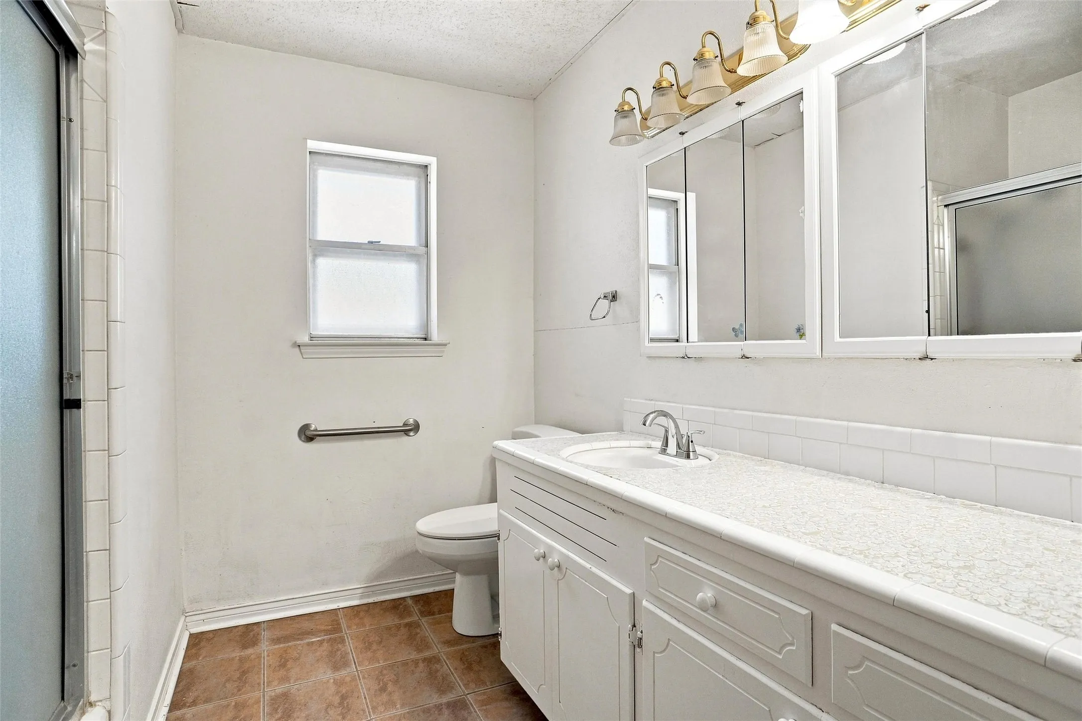 Single Family Residence For Sale in Tarrant County , 113 Wildwood Court, Azle, Texas 76020, 3 Bedroom, 3 Bathroom, 3 Garage spaces, 2,276 Sqft, built in 1970, mls#21372993, Real Estate Agent in Azle, Homes For Sale in Tarrant county, Homes For Sale in Azle, Realtor in Azle Texas, Real Estate Brokerage Independent Realty Texas, Luminita Cordes Realtor