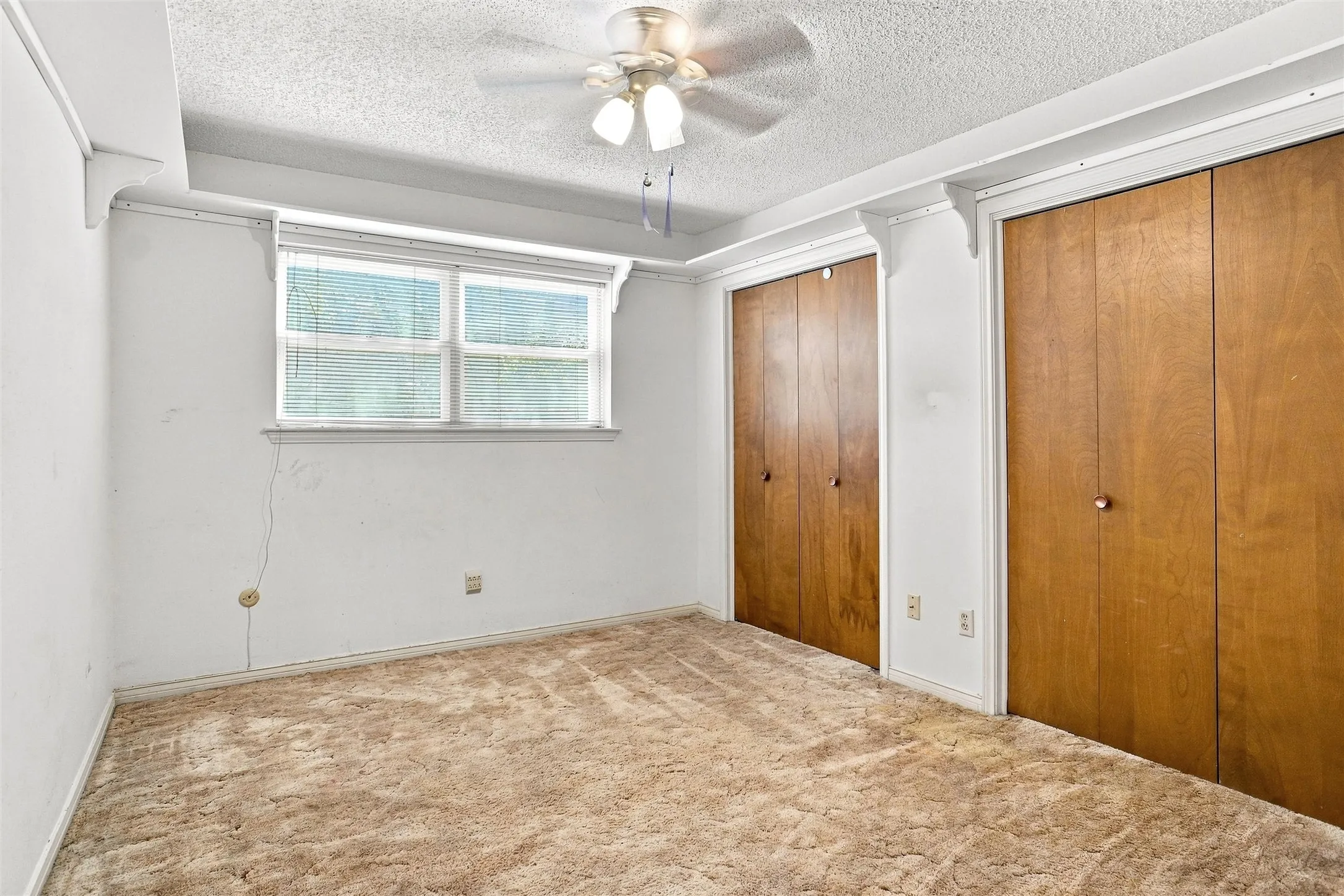 Single Family Residence For Sale in Tarrant County , 113 Wildwood Court, Azle, Texas 76020, 3 Bedroom, 3 Bathroom, 3 Garage spaces, 2,276 Sqft, built in 1970, mls#21372993, Real Estate Agent in Azle, Homes For Sale in Tarrant county, Homes For Sale in Azle, Realtor in Azle Texas, Real Estate Brokerage Independent Realty Texas, Luminita Cordes Realtor