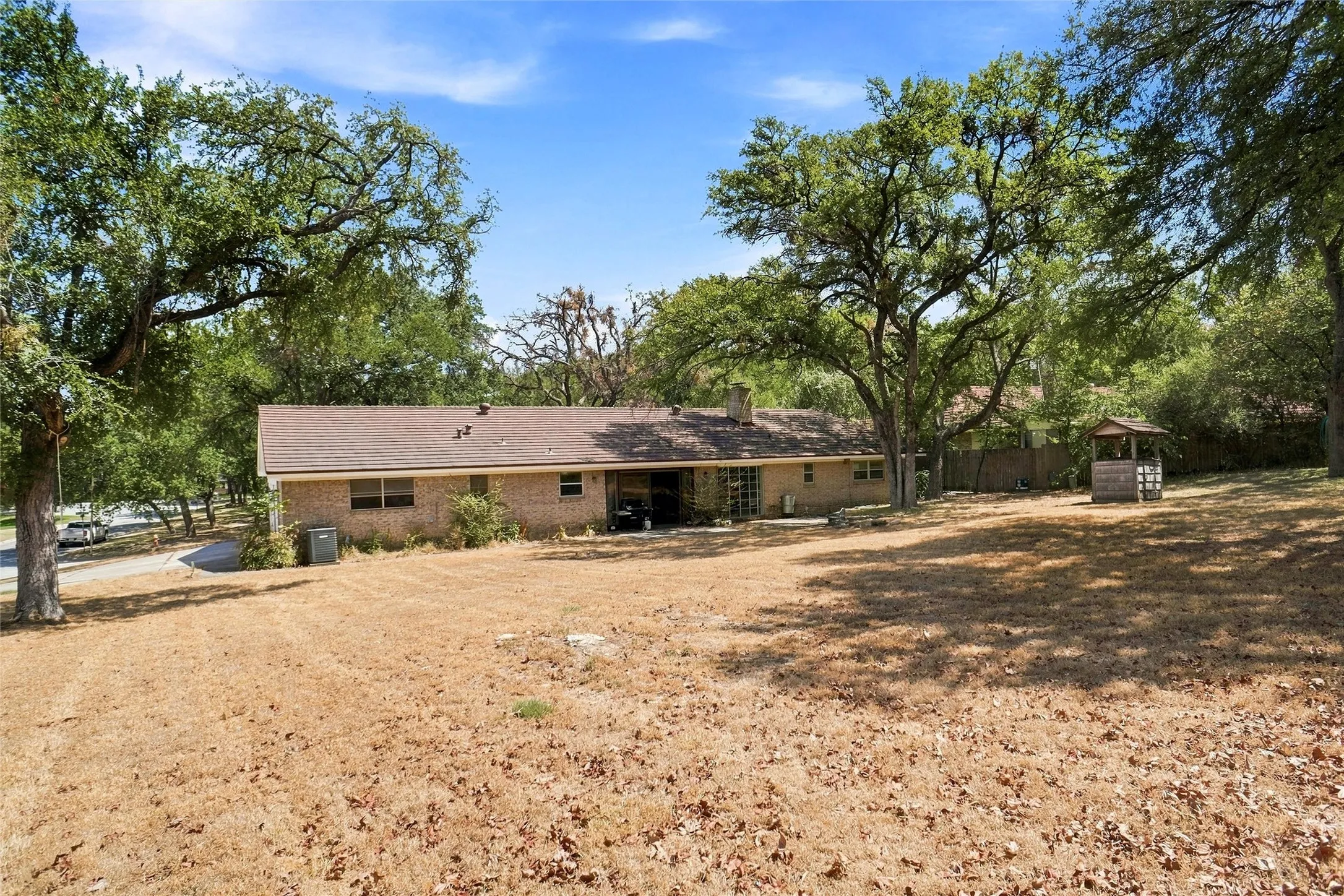 Single Family Residence For Sale in Tarrant County , 113 Wildwood Court, Azle, Texas 76020, 3 Bedroom, 3 Bathroom, 3 Garage spaces, 2,276 Sqft, built in 1970, mls#21372993, Real Estate Agent in Azle, Homes For Sale in Tarrant county, Homes For Sale in Azle, Realtor in Azle Texas, Real Estate Brokerage Independent Realty Texas, Luminita Cordes Realtor