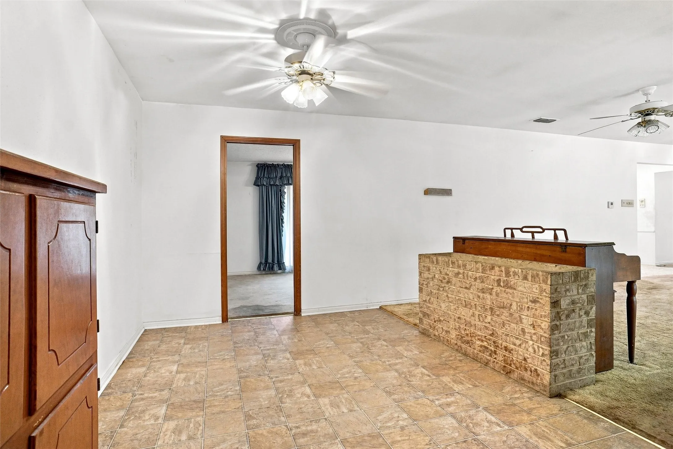 Single Family Residence For Sale in Tarrant County , 113 Wildwood Court, Azle, Texas 76020, 3 Bedroom, 3 Bathroom, 3 Garage spaces, 2,276 Sqft, built in 1970, mls#21372993, Real Estate Agent in Azle, Homes For Sale in Tarrant county, Homes For Sale in Azle, Realtor in Azle Texas, Real Estate Brokerage Independent Realty Texas, Luminita Cordes Realtor