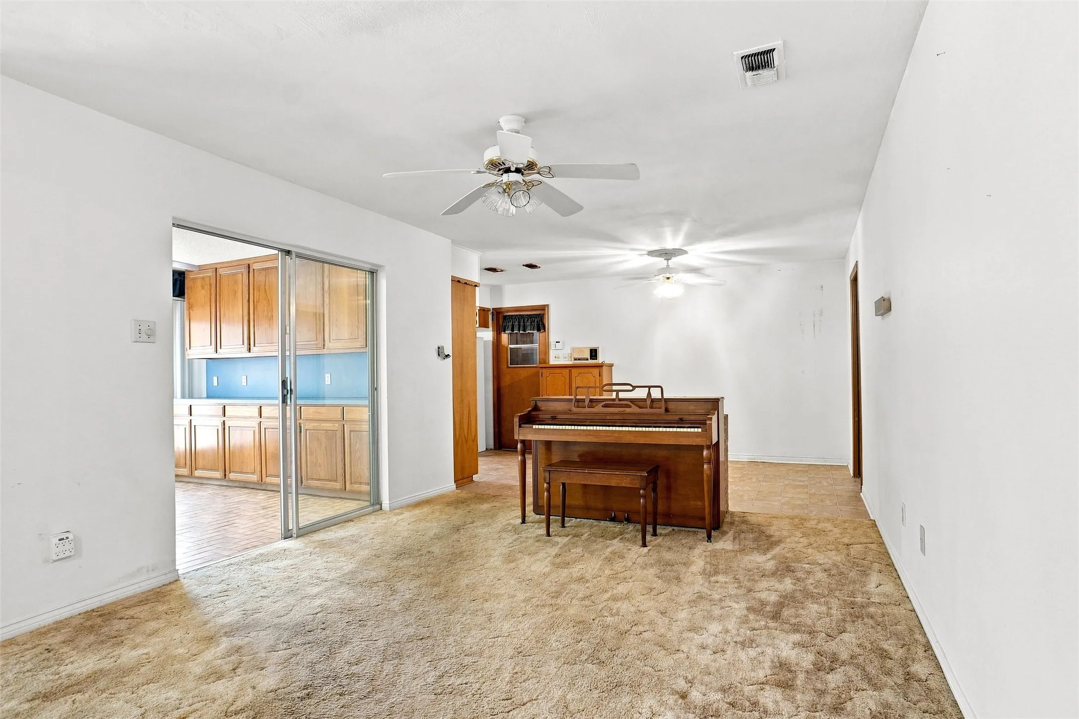 Single Family Residence For Sale in Tarrant County , 113 Wildwood Court, Azle, Texas 76020, 3 Bedroom, 3 Bathroom, 3 Garage spaces, 2,276 Sqft, built in 1970, mls#21372993, Real Estate Agent in Azle, Homes For Sale in Tarrant county, Homes For Sale in Azle, Realtor in Azle Texas, Real Estate Brokerage Independent Realty Texas, Luminita Cordes Realtor