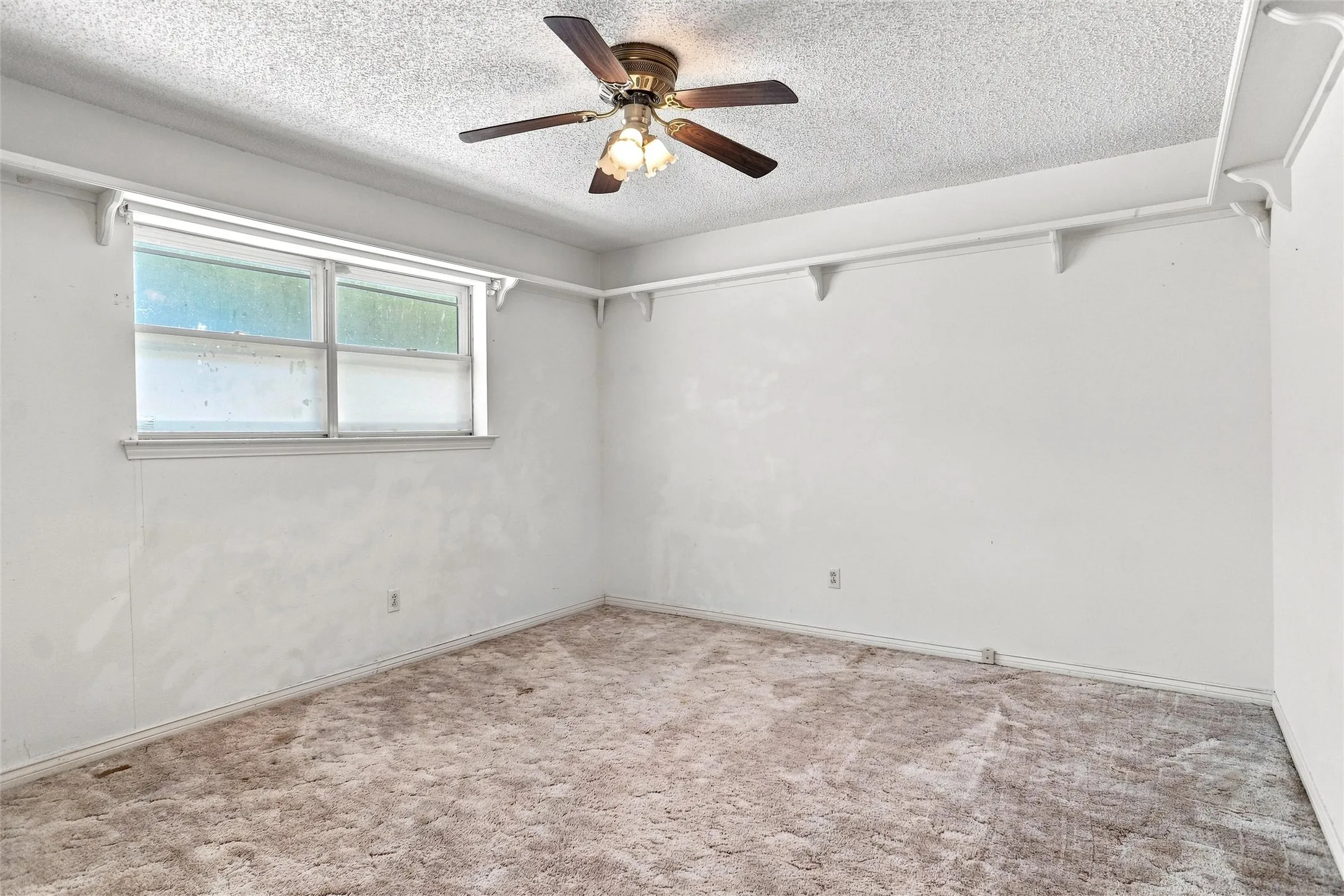 Single Family Residence For Sale in Tarrant County , 113 Wildwood Court, Azle, Texas 76020, 3 Bedroom, 3 Bathroom, 3 Garage spaces, 2,276 Sqft, built in 1970, mls#21372993, Real Estate Agent in Azle, Homes For Sale in Tarrant county, Homes For Sale in Azle, Realtor in Azle Texas, Real Estate Brokerage Independent Realty Texas, Luminita Cordes Realtor