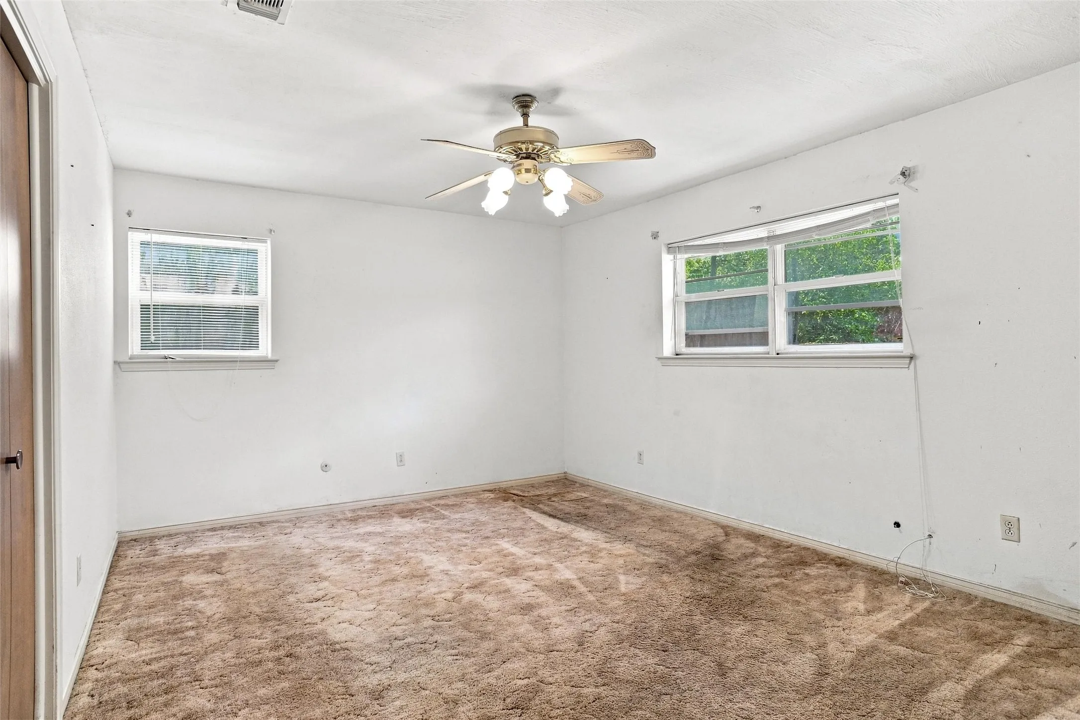 Single Family Residence For Sale in Tarrant County , 113 Wildwood Court, Azle, Texas 76020, 3 Bedroom, 3 Bathroom, 3 Garage spaces, 2,276 Sqft, built in 1970, mls#21372993, Real Estate Agent in Azle, Homes For Sale in Tarrant county, Homes For Sale in Azle, Realtor in Azle Texas, Real Estate Brokerage Independent Realty Texas, Luminita Cordes Realtor