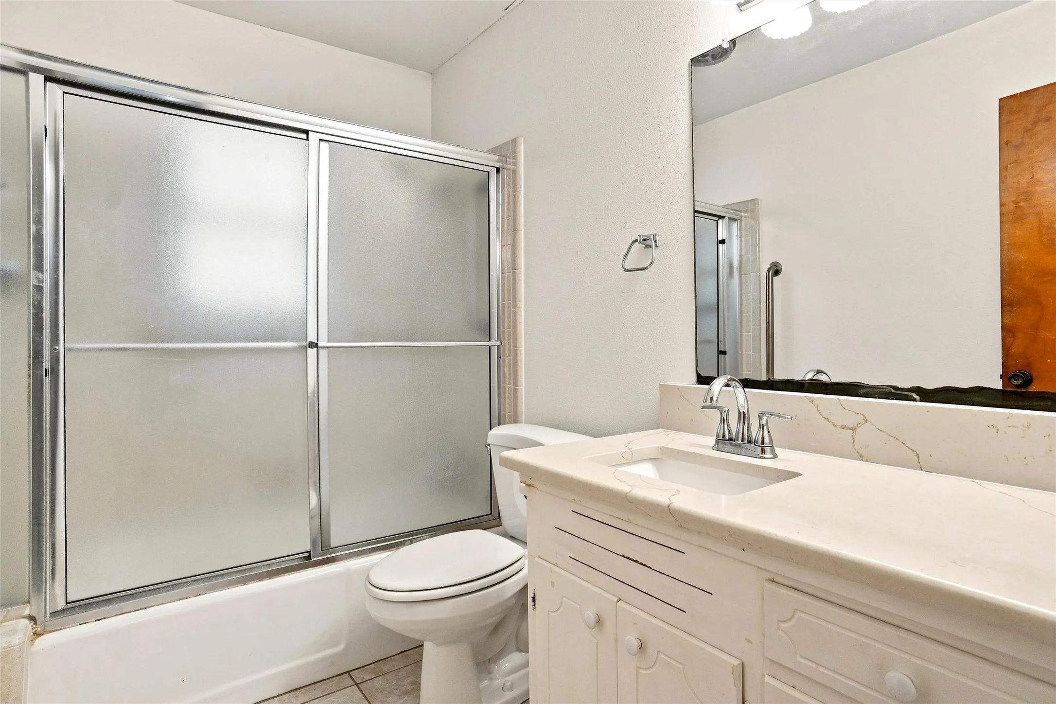 Single Family Residence For Sale in Tarrant County , 113 Wildwood Court, Azle, Texas 76020, 3 Bedroom, 3 Bathroom, 3 Garage spaces, 2,276 Sqft, built in 1970, mls#21372993, Real Estate Agent in Azle, Homes For Sale in Tarrant county, Homes For Sale in Azle, Realtor in Azle Texas, Real Estate Brokerage Independent Realty Texas, Luminita Cordes Realtor