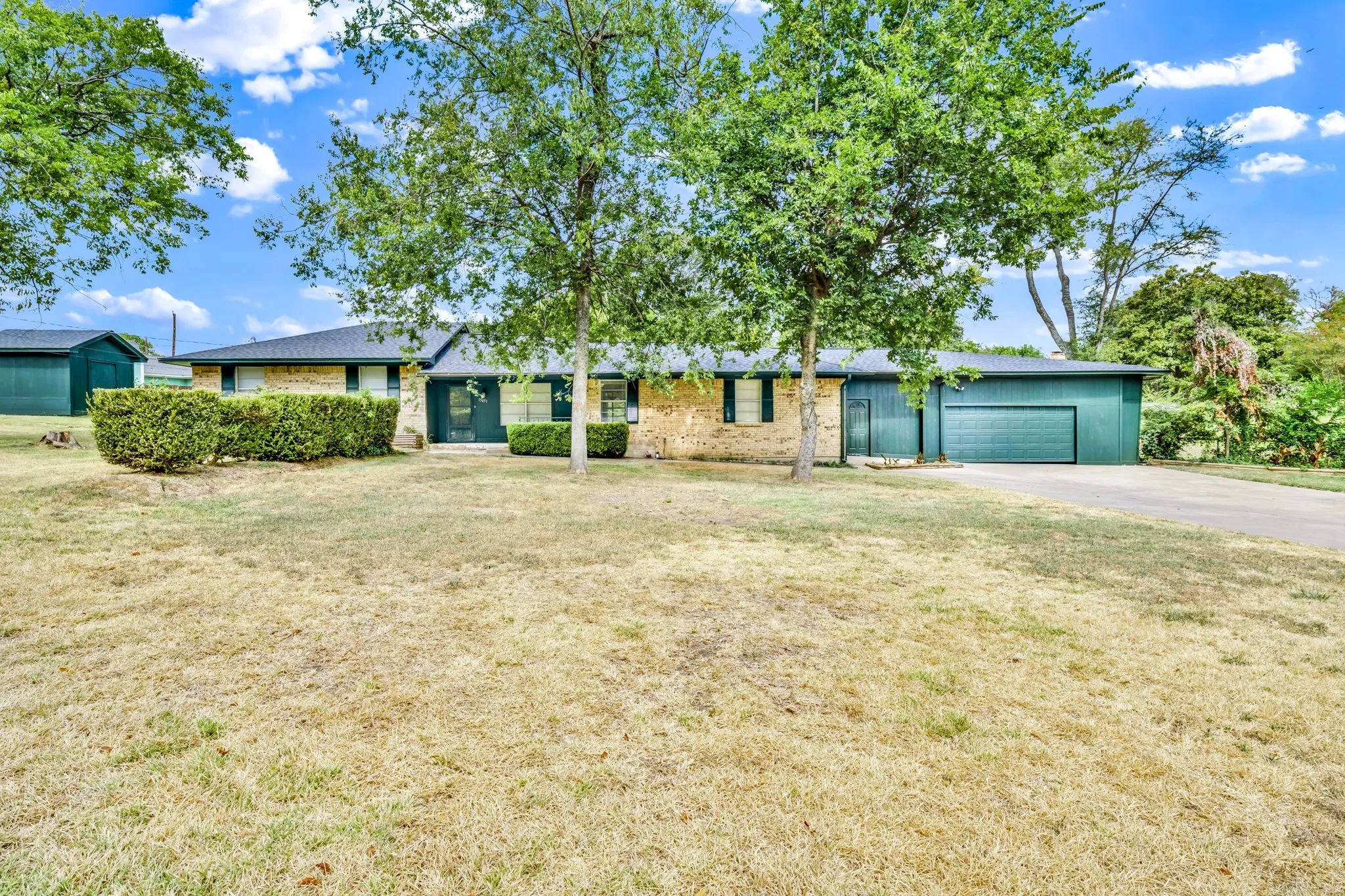 Single Family Residence For Sale in Kaufman County , 15651 Watson Drive, Kemp, Texas 75143, 3 Bedroom, 2 Bathroom, 2 Garage spaces, 1,772 Sqft, built in 1989, mls#21372996, Real Estate Agent in Kemp, Homes For Sale in Kaufman county, Homes For Sale in Kemp, Realtor in Kemp Texas, Real Estate Brokerage Independent Realty Texas, Luminita Cordes Realtor