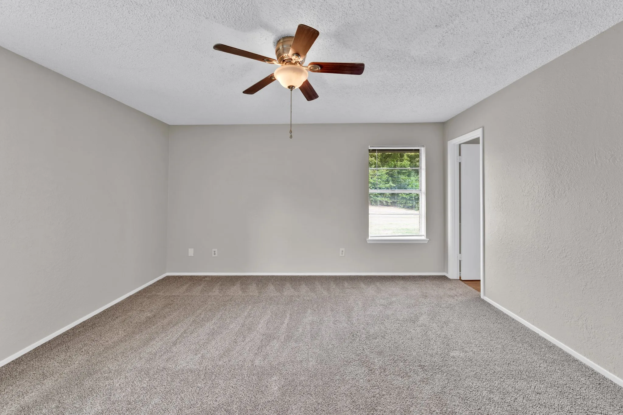 Single Family Residence For Sale in Kaufman County , 15651 Watson Drive, Kemp, Texas 75143, 3 Bedroom, 2 Bathroom, 2 Garage spaces, 1,772 Sqft, built in 1989, mls#21372996, Real Estate Agent in Kemp, Homes For Sale in Kaufman county, Homes For Sale in Kemp, Realtor in Kemp Texas, Real Estate Brokerage Independent Realty Texas, Luminita Cordes Realtor