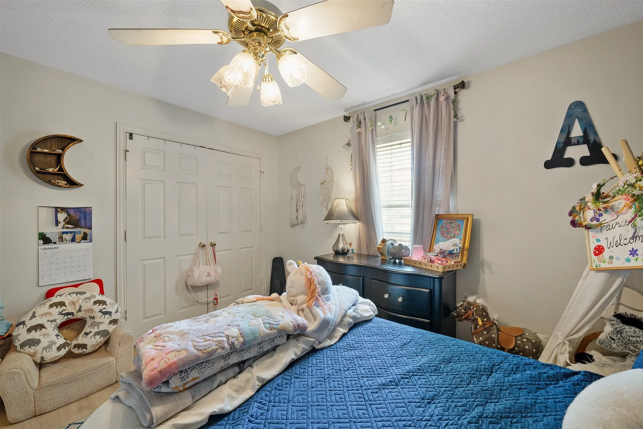 Ceiling fan with light fixture