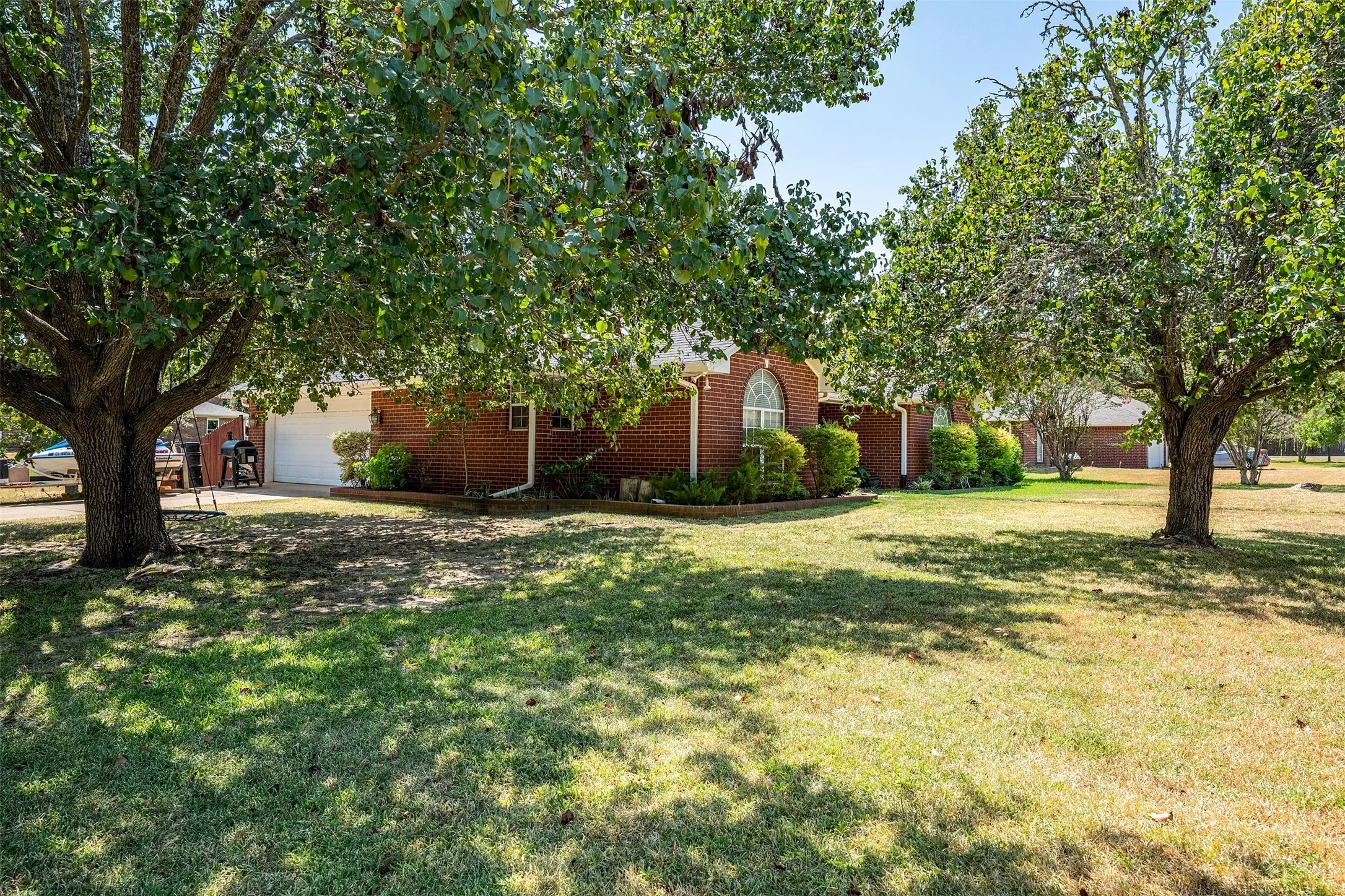 Single Family Residence For Sale in Smith County , 310 Linda Lane, Lindale, Texas 75771, 2 Bedroom, 1 Bathroom, 2 Garage spaces, 1,188 Sqft, built in 1997, mls#21372991, Real Estate Agent in Lindale, Homes For Sale in Smith county, Homes For Sale in Lindale, Realtor in Lindale Texas, Real Estate Brokerage Independent Realty Texas, Luminita Cordes Realtor