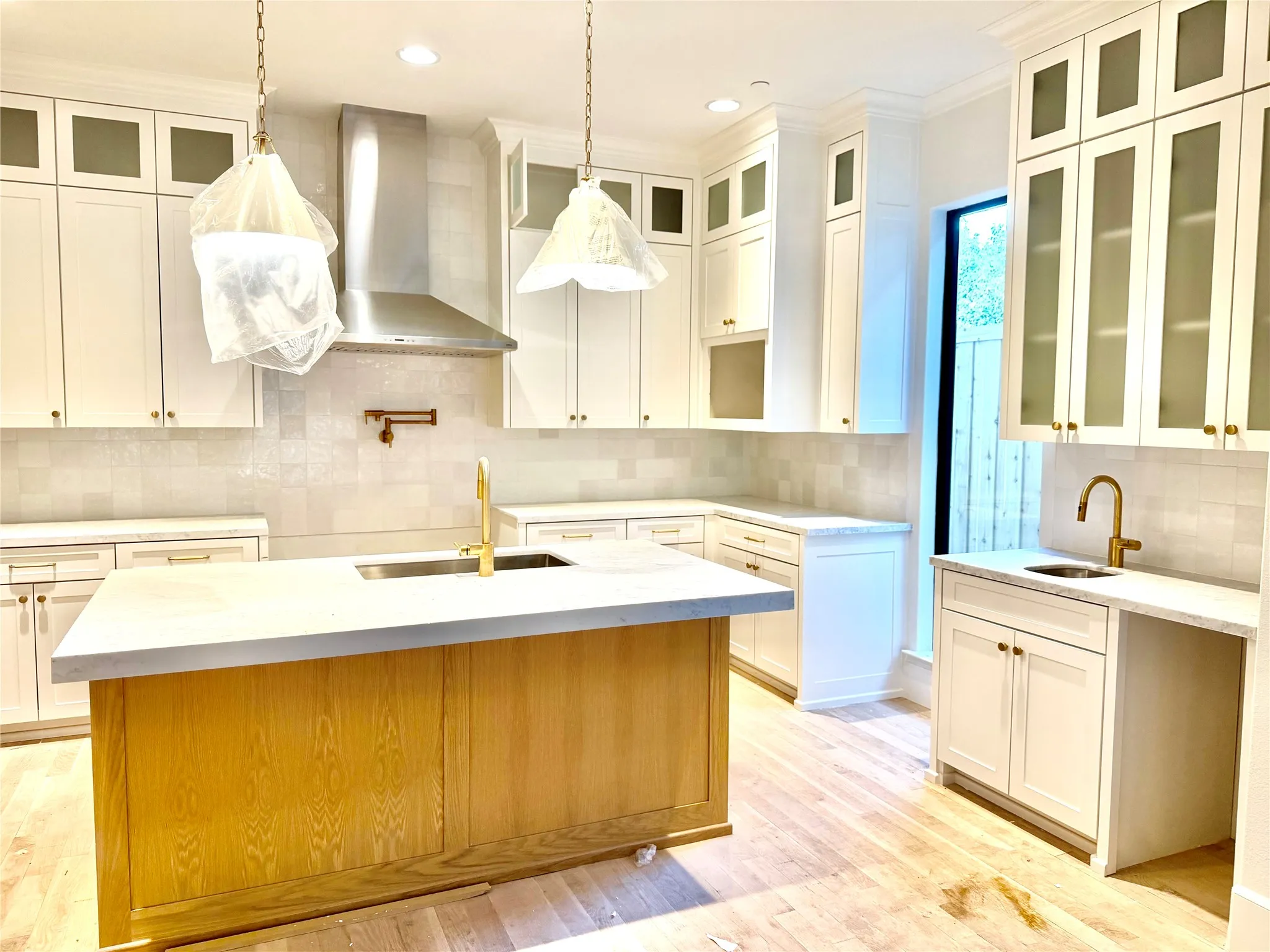 Kitchen island Breakfast bar & Wet Bar