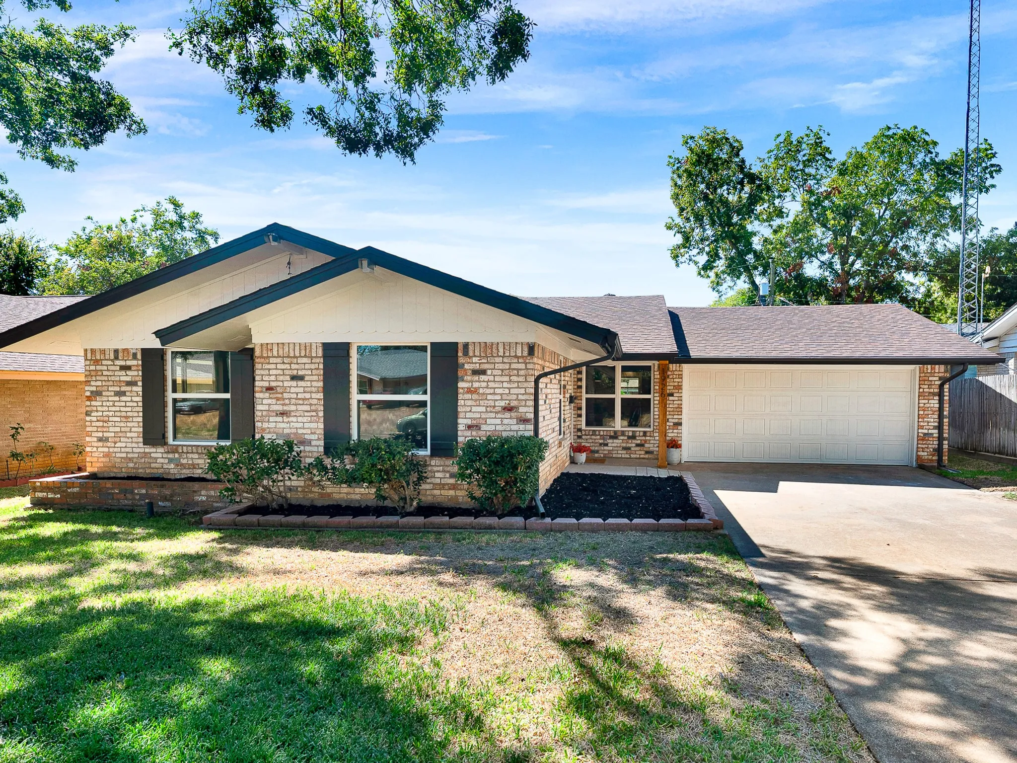 Single Family Residence For Sale in Dallas County , 1926 Normandy Drive, Irving, Texas 75060, 3 Bedroom, 2 Bathroom, 2 Garage spaces, 1,479 Sqft, built in 1964, mls#21372971, Real Estate Agent in Irving, Homes For Sale in Dallas county, Homes For Sale in Irving, Realtor in Irving Texas, Real Estate Brokerage Independent Realty Texas, Luminita Cordes Realtor