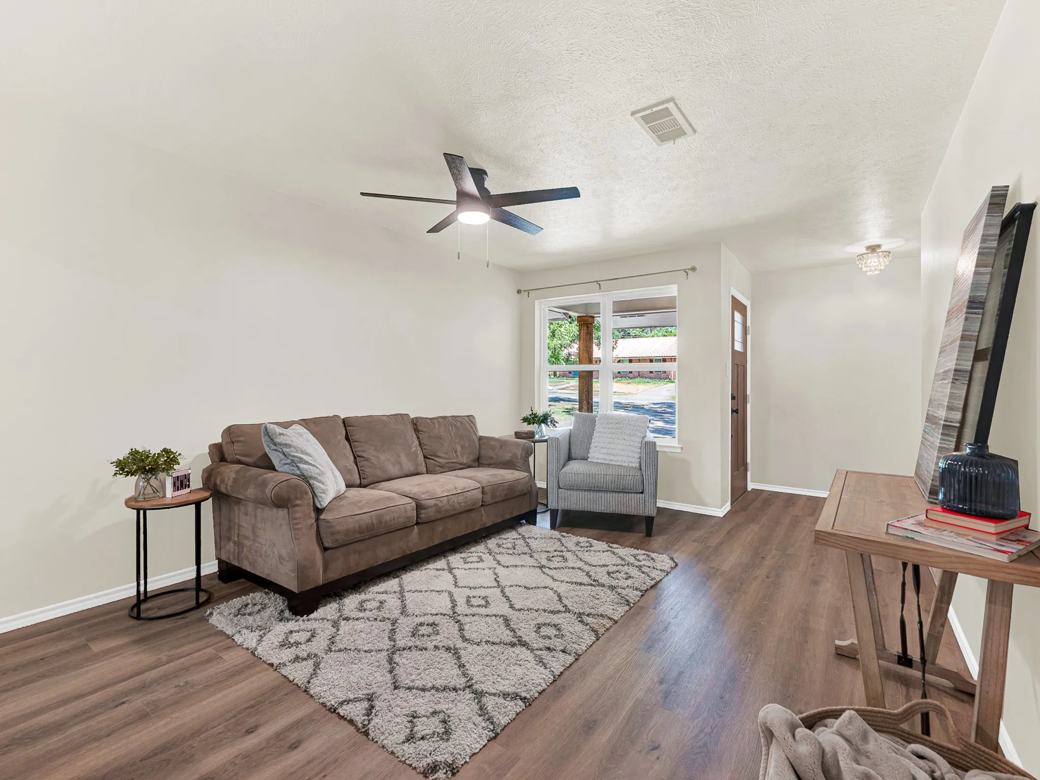 Single Family Residence For Sale in Dallas County , 1926 Normandy Drive, Irving, Texas 75060, 3 Bedroom, 2 Bathroom, 2 Garage spaces, 1,479 Sqft, built in 1964, mls#21372971, Real Estate Agent in Irving, Homes For Sale in Dallas county, Homes For Sale in Irving, Realtor in Irving Texas, Real Estate Brokerage Independent Realty Texas, Luminita Cordes Realtor