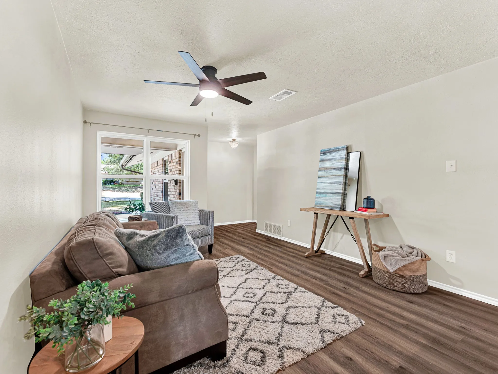 Single Family Residence For Sale in Dallas County , 1926 Normandy Drive, Irving, Texas 75060, 3 Bedroom, 2 Bathroom, 2 Garage spaces, 1,479 Sqft, built in 1964, mls#21372971, Real Estate Agent in Irving, Homes For Sale in Dallas county, Homes For Sale in Irving, Realtor in Irving Texas, Real Estate Brokerage Independent Realty Texas, Luminita Cordes Realtor