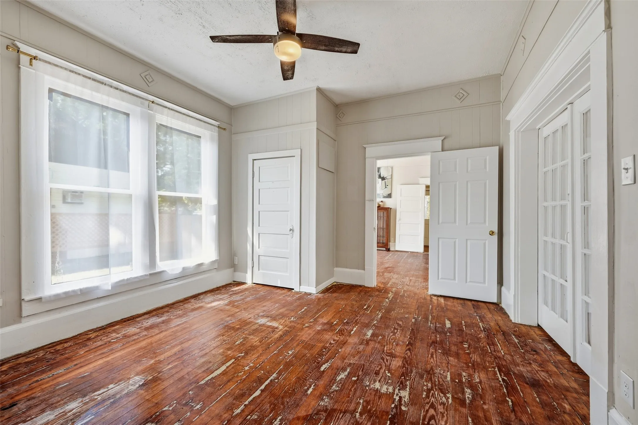 Single Family Residence For Sale in Grayson County , 512 S Elm Street, Sherman, Texas 75090, 2 Bedroom, 1 Bathroom, Garage spaces, 1,372 Sqft, built in 1920, mls#21369020, Real Estate Agent in Sherman, Homes For Sale in Grayson county, Homes For Sale in Sherman, Realtor in Sherman Texas, Real Estate Brokerage Independent Realty Texas, Luminita Cordes Realtor