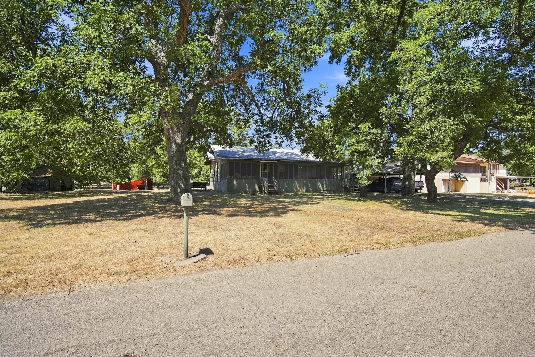 Single Family Residence For Sale in Parker County , 7094 Horseshoe Bend Trail, Weatherford, Texas 76087, 2 Bedroom, 2 Bathroom, Garage spaces, 1,424 Sqft, built in 1984, mls#21373000, Real Estate Agent in Weatherford, Homes For Sale in Parker county, Homes For Sale in Weatherford, Realtor in Weatherford Texas, Real Estate Brokerage Independent Realty Texas, Luminita Cordes Realtor