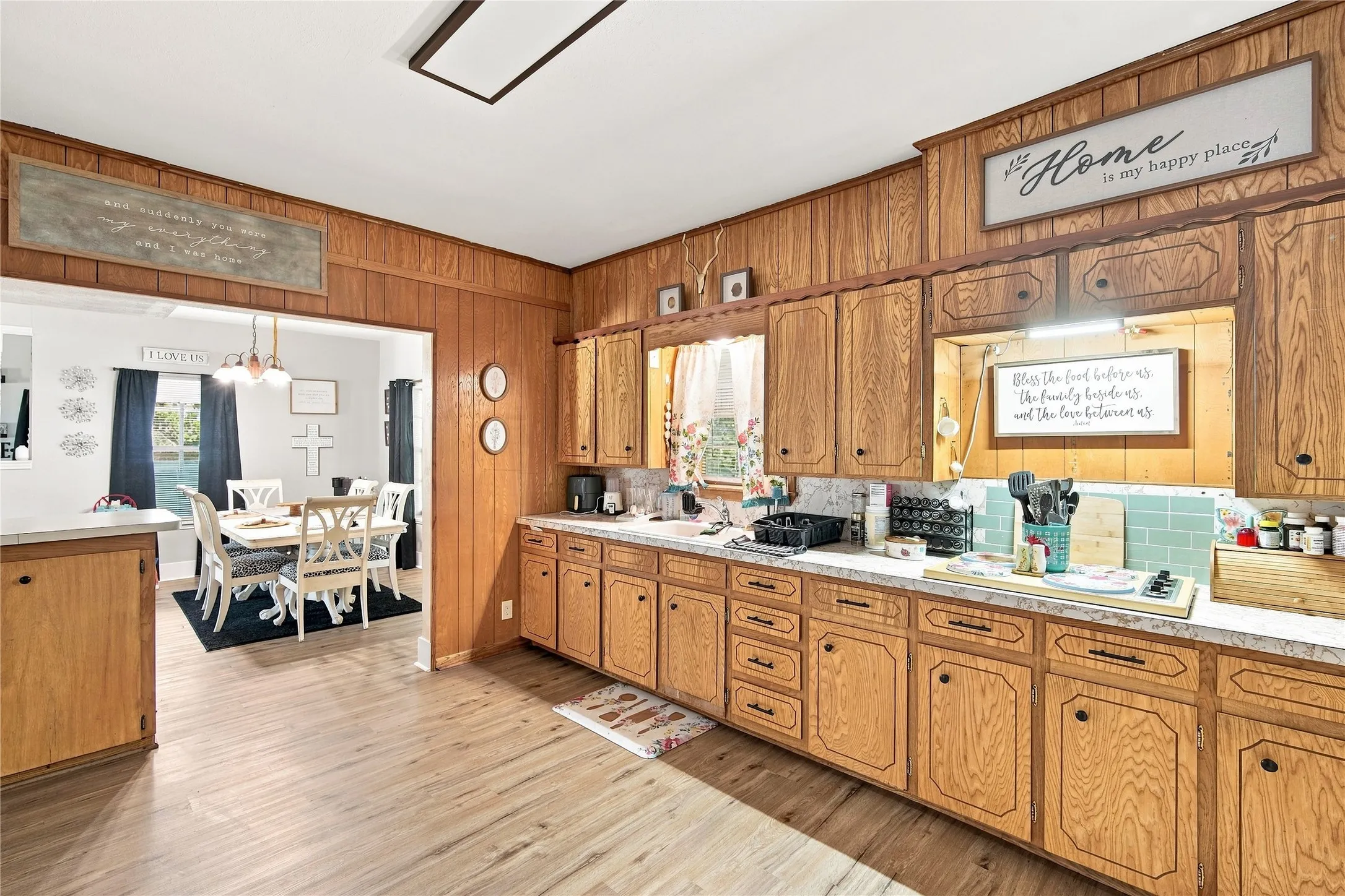 Single Family Residence For Sale in Parker County , 7094 Horseshoe Bend Trail, Weatherford, Texas 76087, 2 Bedroom, 2 Bathroom, Garage spaces, 1,424 Sqft, built in 1984, mls#21373000, Real Estate Agent in Weatherford, Homes For Sale in Parker county, Homes For Sale in Weatherford, Realtor in Weatherford Texas, Real Estate Brokerage Independent Realty Texas, Luminita Cordes Realtor