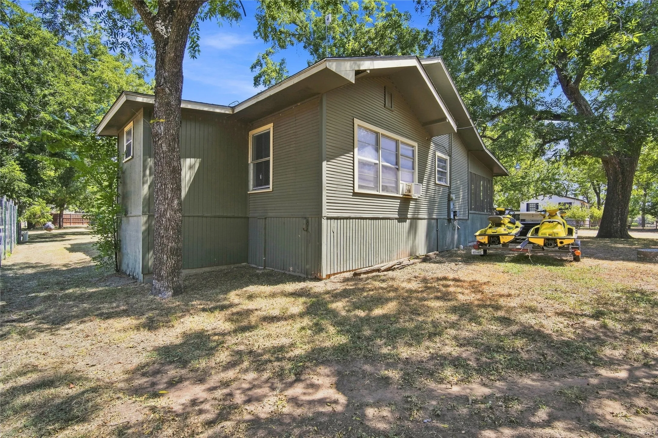 Single Family Residence For Sale in Parker County , 7094 Horseshoe Bend Trail, Weatherford, Texas 76087, 2 Bedroom, 2 Bathroom, Garage spaces, 1,424 Sqft, built in 1984, mls#21373000, Real Estate Agent in Weatherford, Homes For Sale in Parker county, Homes For Sale in Weatherford, Realtor in Weatherford Texas, Real Estate Brokerage Independent Realty Texas, Luminita Cordes Realtor