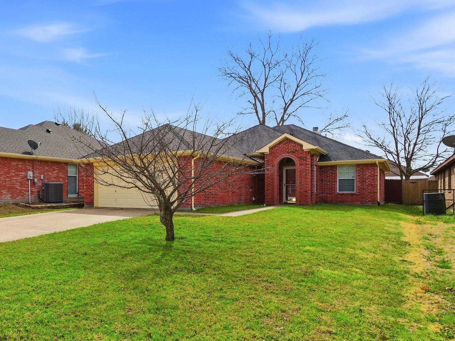 Single Family Residence For Sale in Ellis County , 90 Elmwood Trail, Waxahachie, Texas 75165, 3 Bedroom, 2 Bathroom, 2 Garage spaces, 1,589 Sqft, built in 2004, mls#21372992, Real Estate Agent in Waxahachie, Homes For Sale in Ellis county, Homes For Sale in Waxahachie, Realtor in Waxahachie Texas, Real Estate Brokerage Independent Realty Texas, Luminita Cordes Realtor