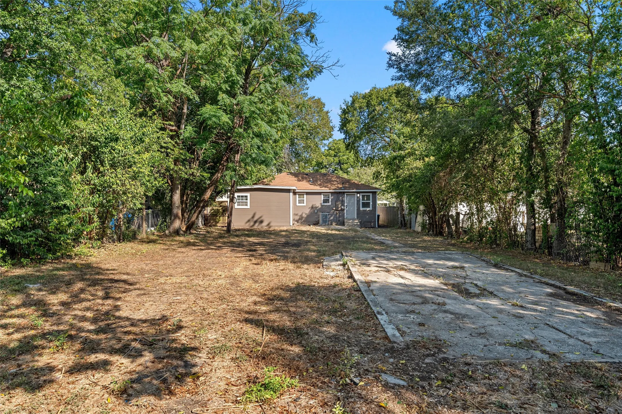 Single Family Residence For Sale in Mc Lennan County , 2112 Lasker Avenue, Waco, Texas 76707, 4 Bedroom, 1 Bathroom, Garage spaces, 1,160 Sqft, built in 1946, mls#21372181, Real Estate Agent in Waco, Homes For Sale in Mc Lennan county, Homes For Sale in Waco, Realtor in Waco Texas, Real Estate Brokerage Independent Realty Texas, Luminita Cordes Realtor