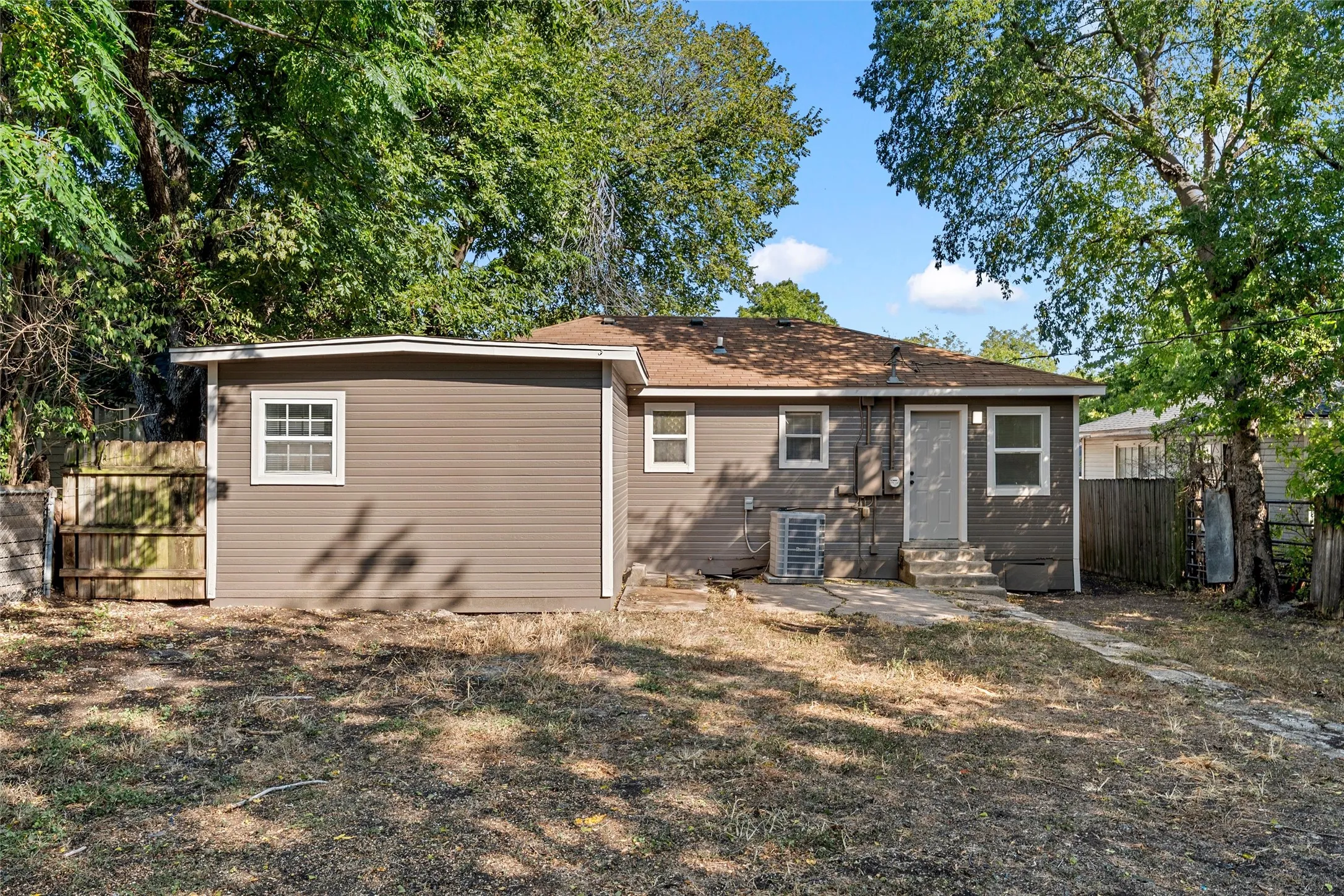 Single Family Residence For Sale in Mc Lennan County , 2112 Lasker Avenue, Waco, Texas 76707, 4 Bedroom, 1 Bathroom, Garage spaces, 1,160 Sqft, built in 1946, mls#21372181, Real Estate Agent in Waco, Homes For Sale in Mc Lennan county, Homes For Sale in Waco, Realtor in Waco Texas, Real Estate Brokerage Independent Realty Texas, Luminita Cordes Realtor