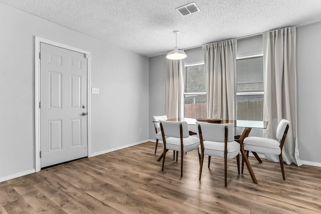 Single Family Residence For Sale in Tarrant County , 4321 Meadowknoll Drive, Fort Worth, Texas 76123, 3 Bedroom, 2 Bathroom, 2 Garage spaces, 1,507 Sqft, built in 2001, mls#21372844, Real Estate Agent in Fort Worth, Homes For Sale in Tarrant county, Homes For Sale in Fort Worth, Realtor in Fort Worth Texas, Real Estate Brokerage Independent Realty Texas, Luminita Cordes Realtor