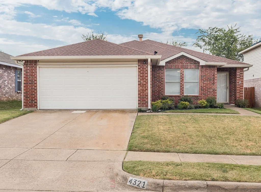 Single Family Residence For Sale in Tarrant County , 4321 Meadowknoll Drive, Fort Worth, Texas 76123, 3 Bedroom, 2 Bathroom, 2 Garage spaces, 1,507 Sqft, built in 2001, mls#21372844, Real Estate Agent in Fort Worth, Homes For Sale in Tarrant county, Homes For Sale in Fort Worth, Realtor in Fort Worth Texas, Real Estate Brokerage Independent Realty Texas, Luminita Cordes Realtor