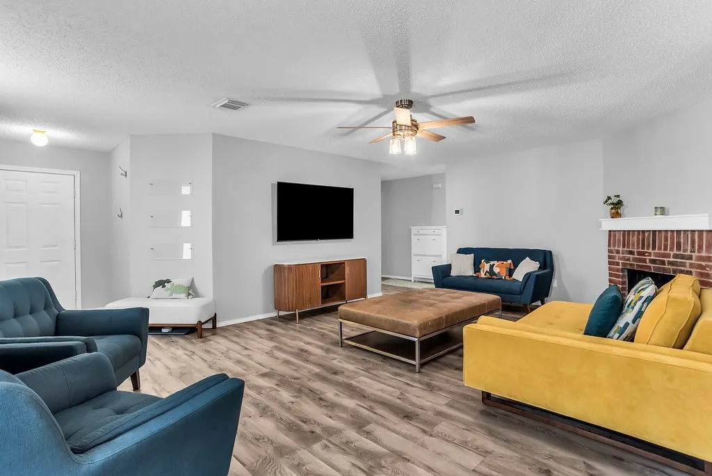 Single Family Residence For Sale in Tarrant County , 4321 Meadowknoll Drive, Fort Worth, Texas 76123, 3 Bedroom, 2 Bathroom, 2 Garage spaces, 1,507 Sqft, built in 2001, mls#21372844, Real Estate Agent in Fort Worth, Homes For Sale in Tarrant county, Homes For Sale in Fort Worth, Realtor in Fort Worth Texas, Real Estate Brokerage Independent Realty Texas, Luminita Cordes Realtor