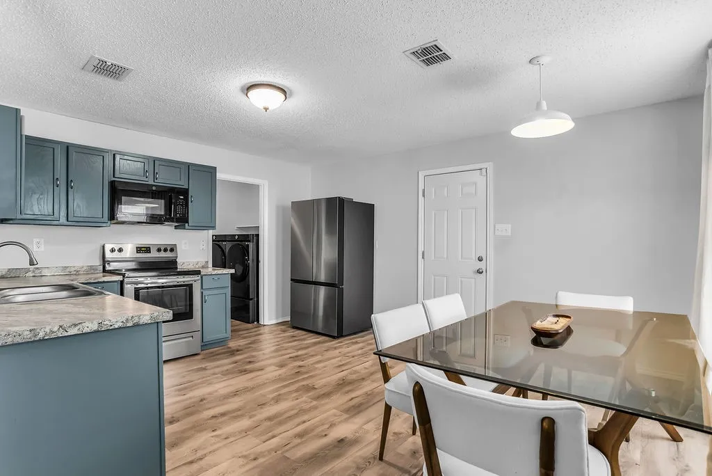 Single Family Residence For Sale in Tarrant County , 4321 Meadowknoll Drive, Fort Worth, Texas 76123, 3 Bedroom, 2 Bathroom, 2 Garage spaces, 1,507 Sqft, built in 2001, mls#21372844, Real Estate Agent in Fort Worth, Homes For Sale in Tarrant county, Homes For Sale in Fort Worth, Realtor in Fort Worth Texas, Real Estate Brokerage Independent Realty Texas, Luminita Cordes Realtor