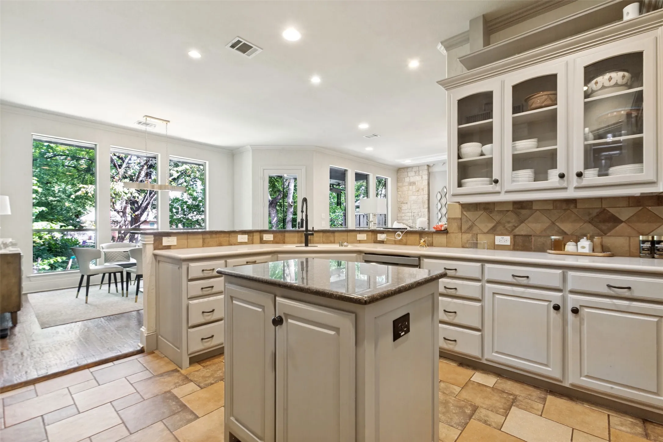 Single Family Residence For Sale in Dallas County , 1119 Winding Brook Drive, Garland, Texas 75044, 5 Bedroom, 3 Bathroom, 2 Garage spaces, 3,780 Sqft, built in 2002, mls#21372962, Real Estate Agent in Garland, Homes For Sale in Dallas county, Homes For Sale in Garland, Realtor in Garland Texas, Real Estate Brokerage Independent Realty Texas, Luminita Cordes Realtor