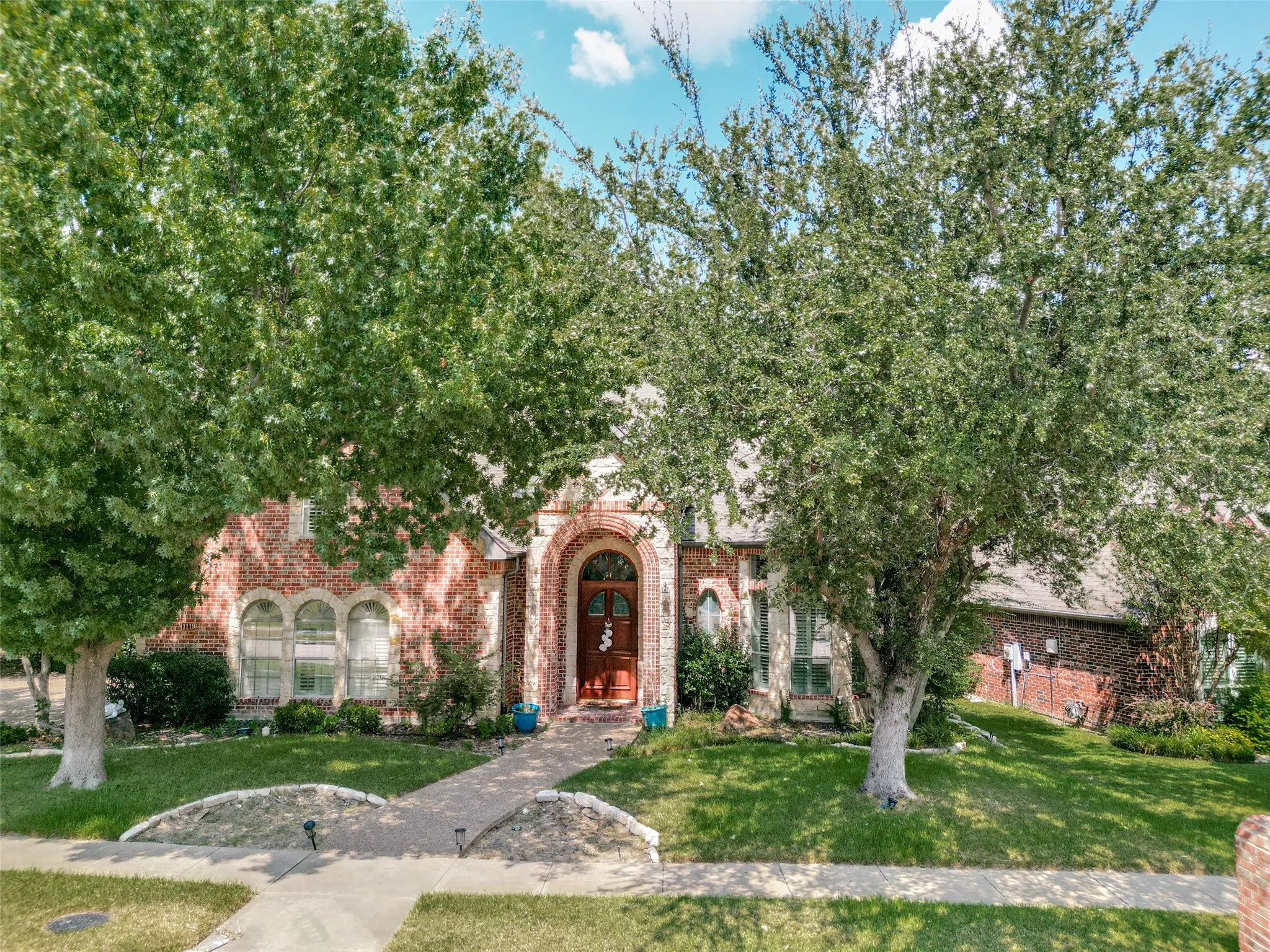 Single Family Residence For Sale in Dallas County , 1119 Winding Brook Drive, Garland, Texas 75044, 5 Bedroom, 3 Bathroom, 2 Garage spaces, 3,780 Sqft, built in 2002, mls#21372962, Real Estate Agent in Garland, Homes For Sale in Dallas county, Homes For Sale in Garland, Realtor in Garland Texas, Real Estate Brokerage Independent Realty Texas, Luminita Cordes Realtor