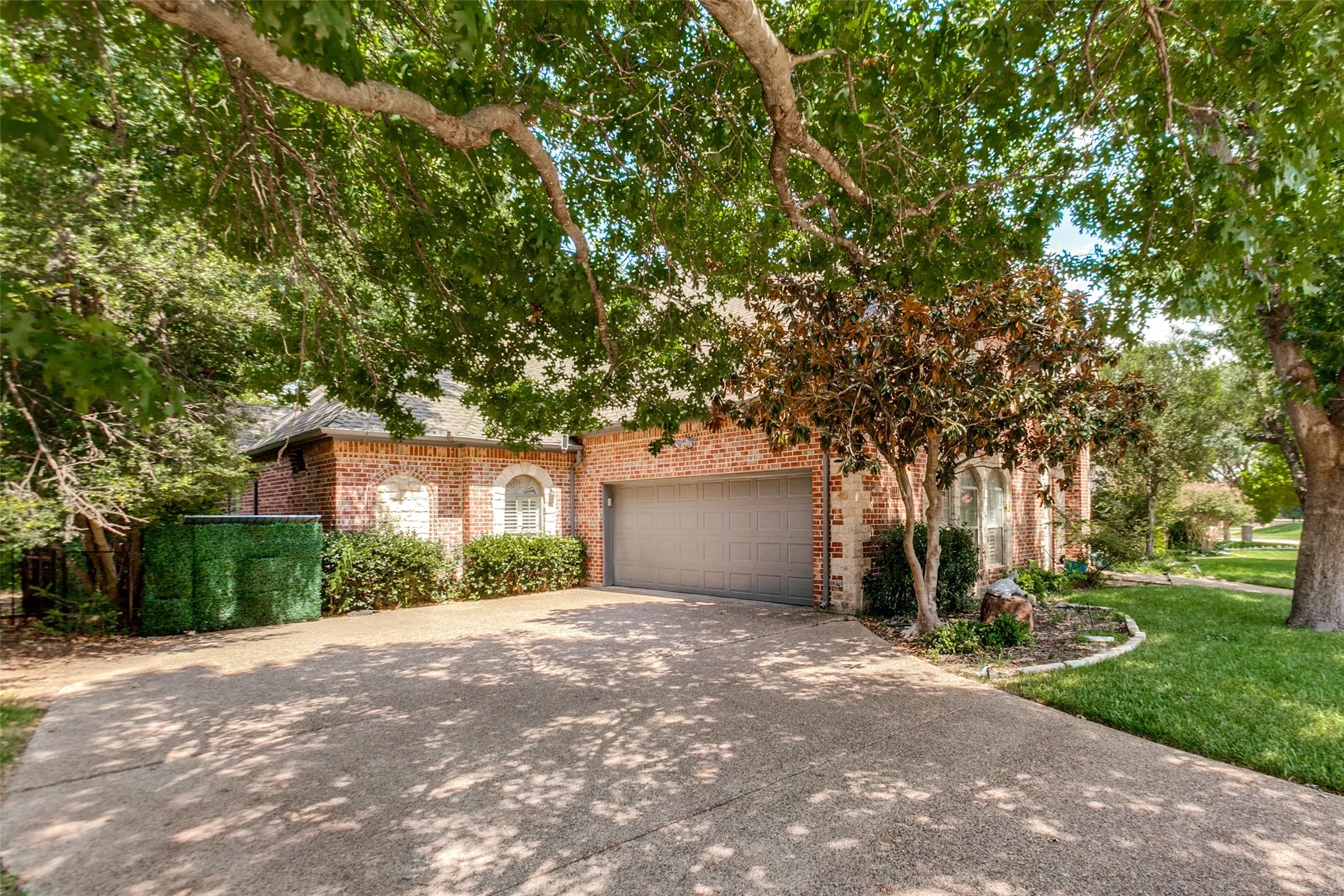 Single Family Residence For Sale in Dallas County , 1119 Winding Brook Drive, Garland, Texas 75044, 5 Bedroom, 3 Bathroom, 2 Garage spaces, 3,780 Sqft, built in 2002, mls#21372962, Real Estate Agent in Garland, Homes For Sale in Dallas county, Homes For Sale in Garland, Realtor in Garland Texas, Real Estate Brokerage Independent Realty Texas, Luminita Cordes Realtor