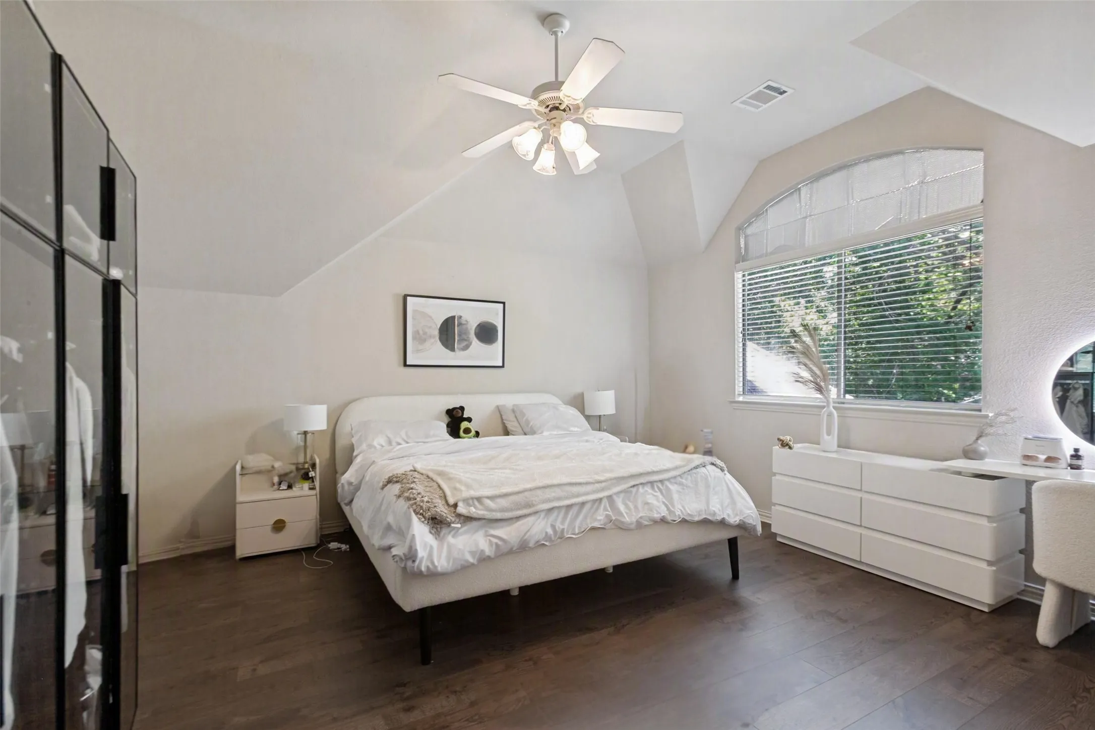 Single Family Residence For Sale in Dallas County , 1119 Winding Brook Drive, Garland, Texas 75044, 5 Bedroom, 3 Bathroom, 2 Garage spaces, 3,780 Sqft, built in 2002, mls#21372962, Real Estate Agent in Garland, Homes For Sale in Dallas county, Homes For Sale in Garland, Realtor in Garland Texas, Real Estate Brokerage Independent Realty Texas, Luminita Cordes Realtor