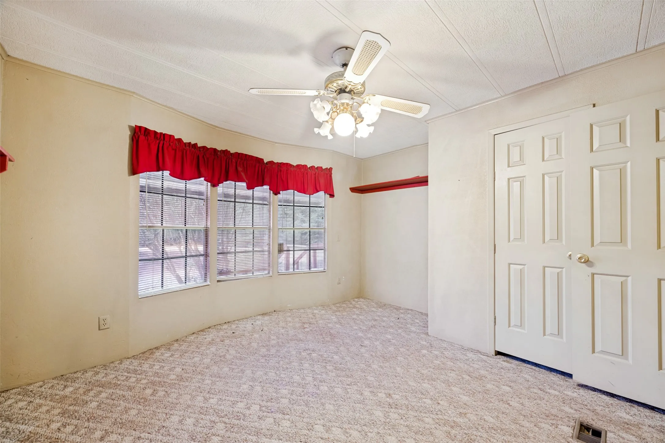 Mobile Home For Sale in Fannin County , 1842 County Road 1105, Ravenna, Texas 75476, 2 Bedroom, 2 Bathroom, Garage spaces, 1,078 Sqft, built in 1984, mls#21371579, Real Estate Agent in Ravenna, Homes For Sale in Fannin county, Homes For Sale in Ravenna, Realtor in Ravenna Texas, Real Estate Brokerage Independent Realty Texas, Luminita Cordes Realtor