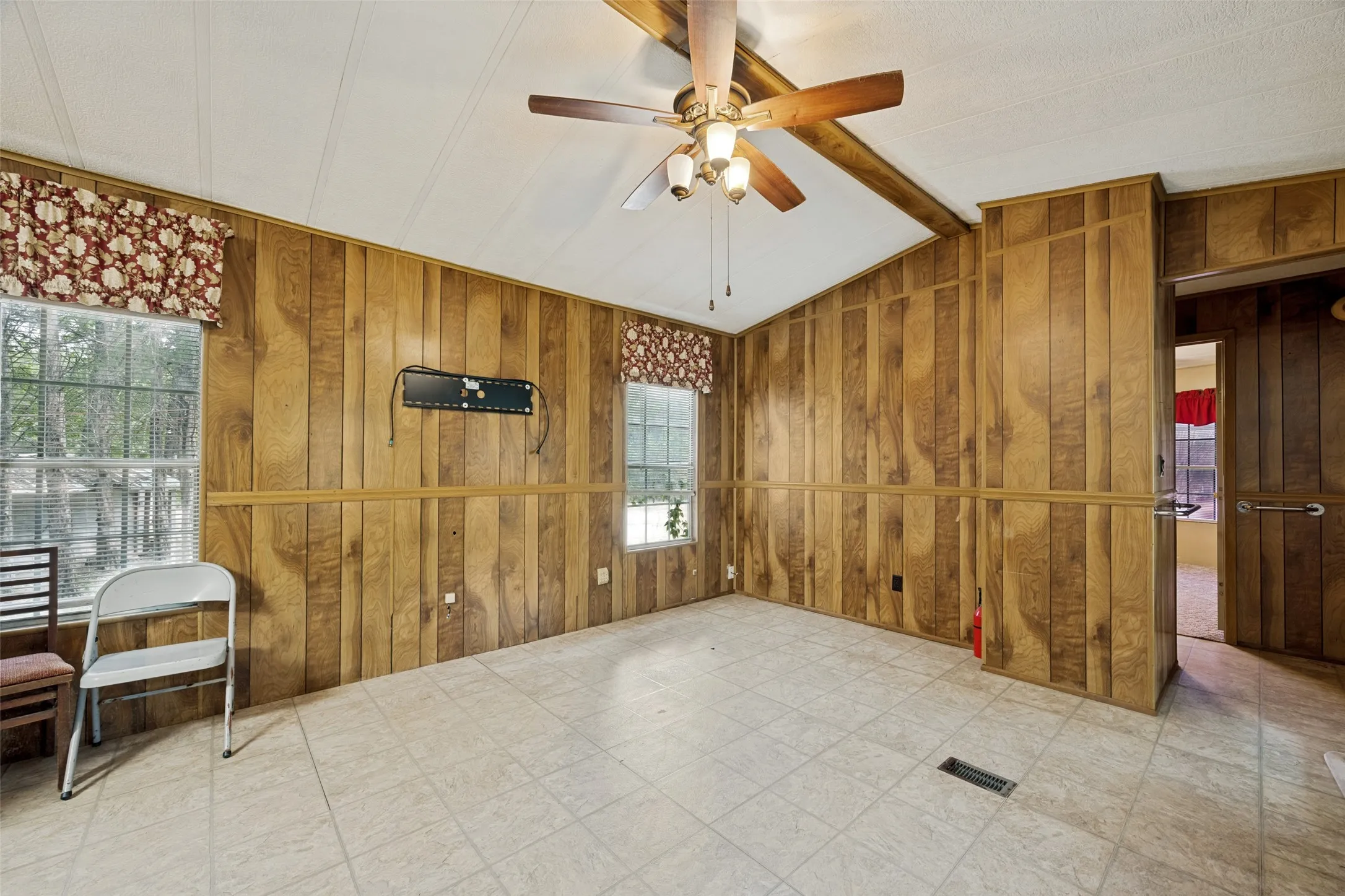 Mobile Home For Sale in Fannin County , 1842 County Road 1105, Ravenna, Texas 75476, 2 Bedroom, 2 Bathroom, Garage spaces, 1,078 Sqft, built in 1984, mls#21371579, Real Estate Agent in Ravenna, Homes For Sale in Fannin county, Homes For Sale in Ravenna, Realtor in Ravenna Texas, Real Estate Brokerage Independent Realty Texas, Luminita Cordes Realtor