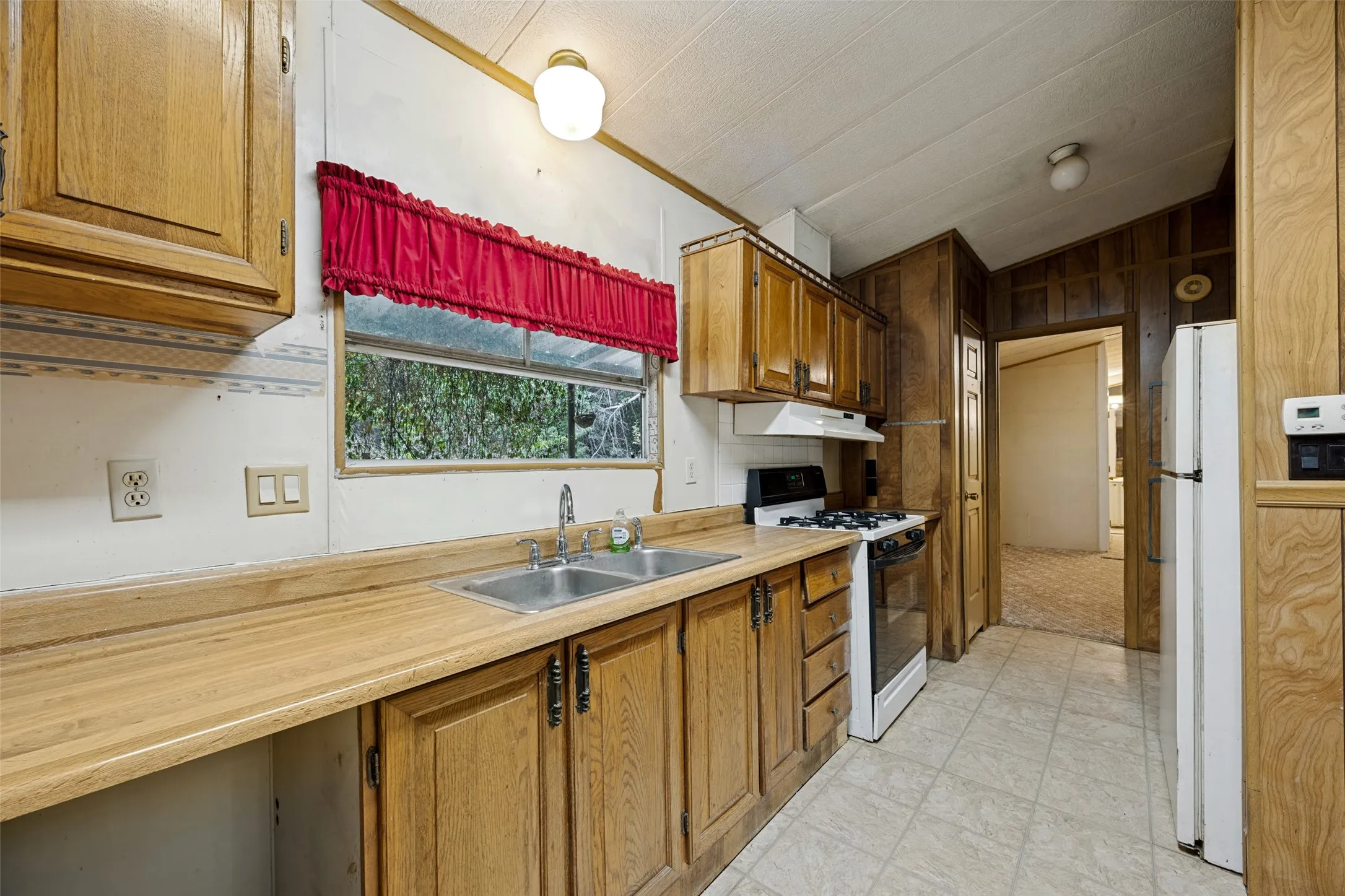 Mobile Home For Sale in Fannin County , 1842 County Road 1105, Ravenna, Texas 75476, 2 Bedroom, 2 Bathroom, Garage spaces, 1,078 Sqft, built in 1984, mls#21371579, Real Estate Agent in Ravenna, Homes For Sale in Fannin county, Homes For Sale in Ravenna, Realtor in Ravenna Texas, Real Estate Brokerage Independent Realty Texas, Luminita Cordes Realtor