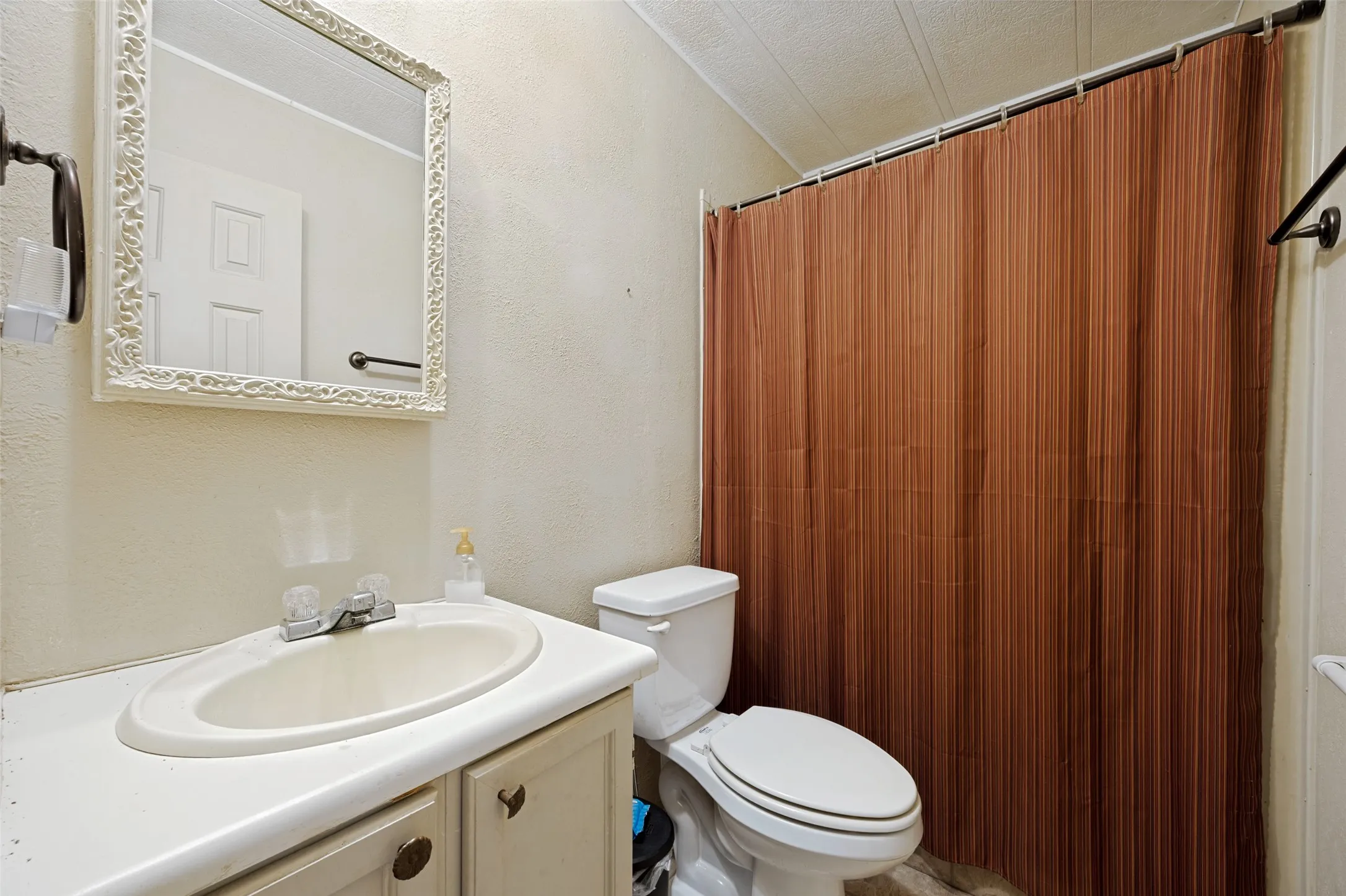 Mobile Home For Sale in Fannin County , 1842 County Road 1105, Ravenna, Texas 75476, 2 Bedroom, 2 Bathroom, Garage spaces, 1,078 Sqft, built in 1984, mls#21371579, Real Estate Agent in Ravenna, Homes For Sale in Fannin county, Homes For Sale in Ravenna, Realtor in Ravenna Texas, Real Estate Brokerage Independent Realty Texas, Luminita Cordes Realtor