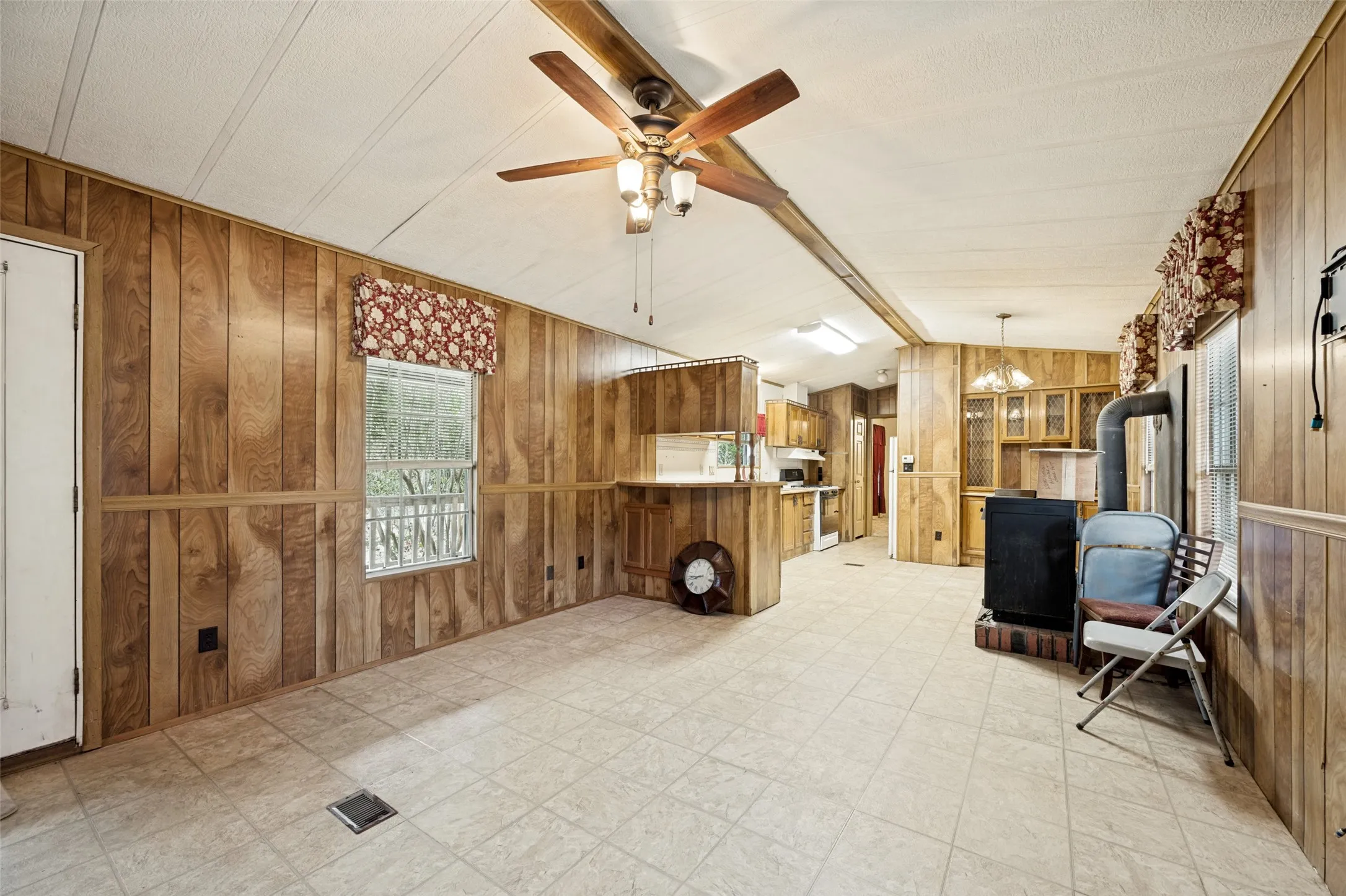Mobile Home For Sale in Fannin County , 1842 County Road 1105, Ravenna, Texas 75476, 2 Bedroom, 2 Bathroom, Garage spaces, 1,078 Sqft, built in 1984, mls#21371579, Real Estate Agent in Ravenna, Homes For Sale in Fannin county, Homes For Sale in Ravenna, Realtor in Ravenna Texas, Real Estate Brokerage Independent Realty Texas, Luminita Cordes Realtor