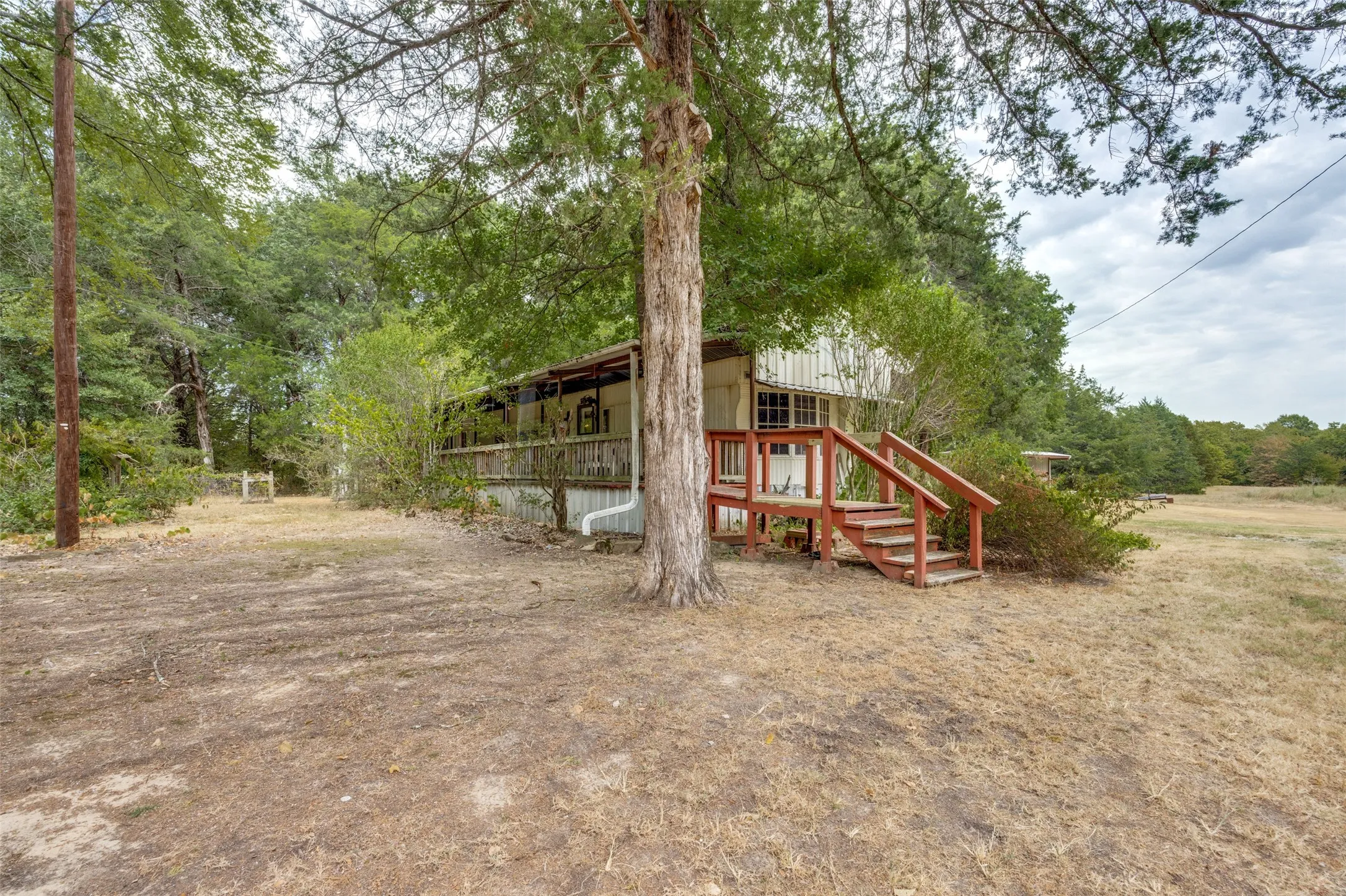 Mobile Home For Sale in Fannin County , 1842 County Road 1105, Ravenna, Texas 75476, 2 Bedroom, 2 Bathroom, Garage spaces, 1,078 Sqft, built in 1984, mls#21371579, Real Estate Agent in Ravenna, Homes For Sale in Fannin county, Homes For Sale in Ravenna, Realtor in Ravenna Texas, Real Estate Brokerage Independent Realty Texas, Luminita Cordes Realtor